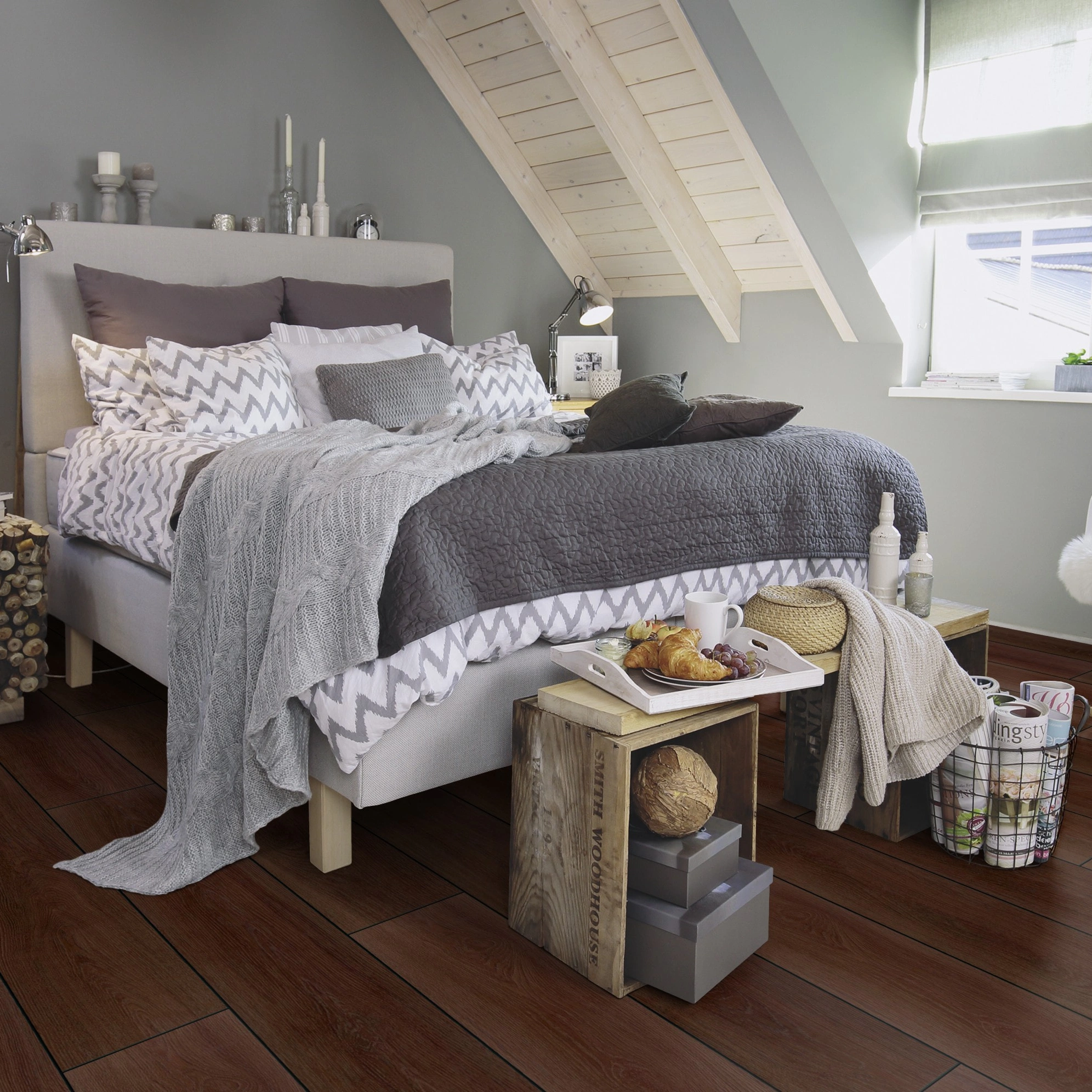 Milieubild Schlafzimmer im modernen Dachgeschoss - wineo Klick-Bioboden PURLINE wineo 1000 wood XL Calm Oak Mocca Milieubild Schlafzimmer im modernen Dachgeschoss - wineo PLC307R