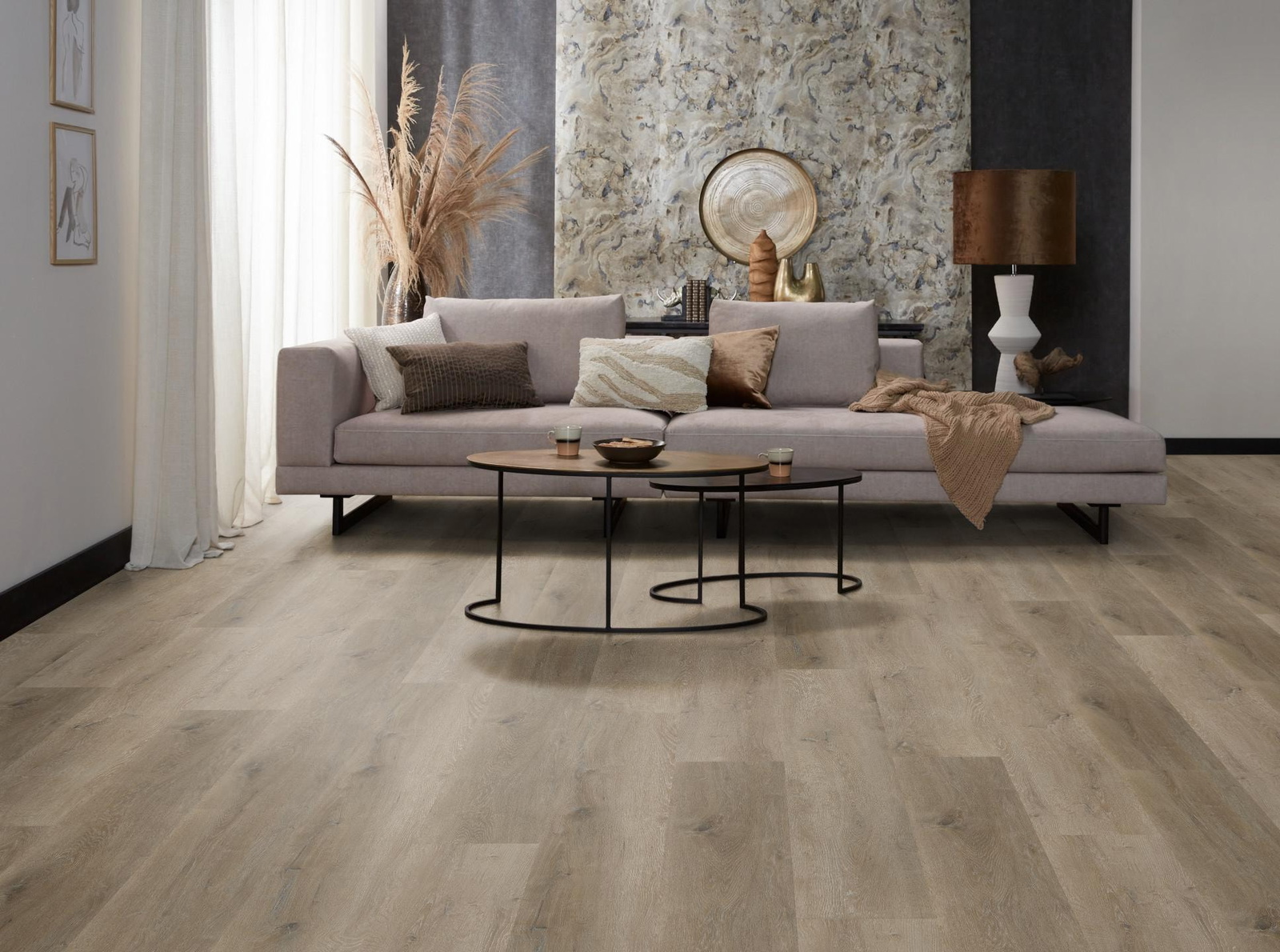 Milieubild Modernes, freundliches Wohnzimmer mit Sofa und Wandtapete - nexflor NXF-20030-002