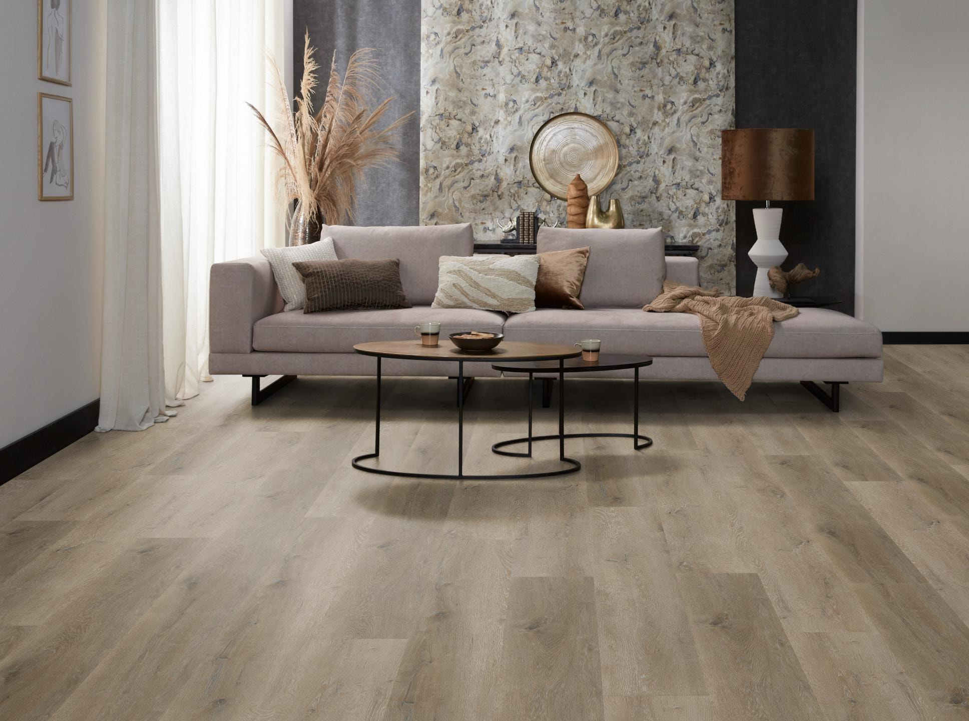 Milieubild Modernes, freundliches Wohnzimmer mit Sofa und Wandtapete - nexflor Rigid Klick-Vinyl Helios Click Collection Miletus Oak Milieubild Modernes, freundliches Wohnzimmer mit Sofa und Wandtapete - nexflor NXF-20030-002