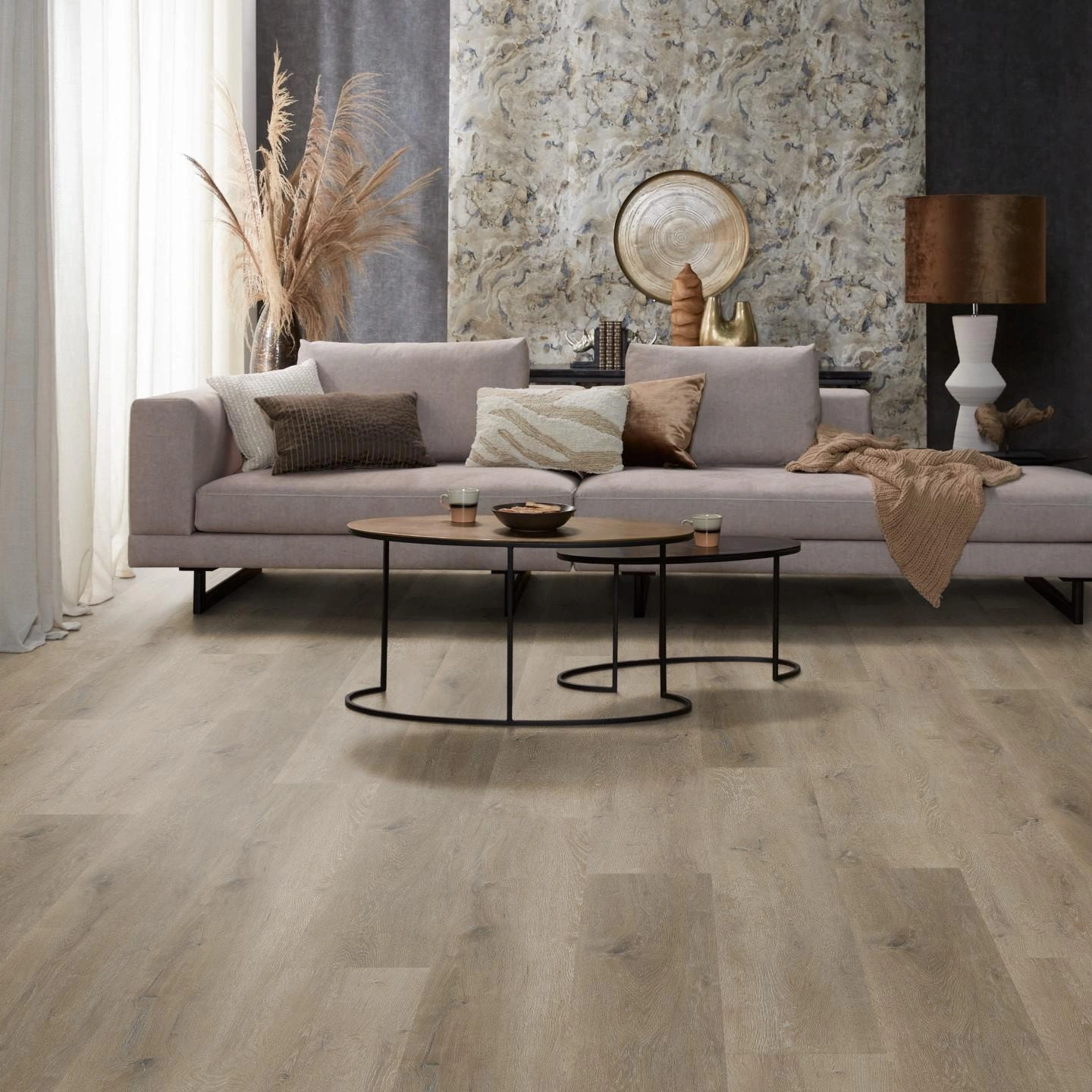 Milieubild Modernes, freundliches Wohnzimmer mit Sofa und Wandtapete - nexflor Rigid Klick-Vinyl Helios Click Collection Miletus Oak Milieubild Modernes, freundliches Wohnzimmer mit Sofa und Wandtapete - nexflor NXF-20030-002