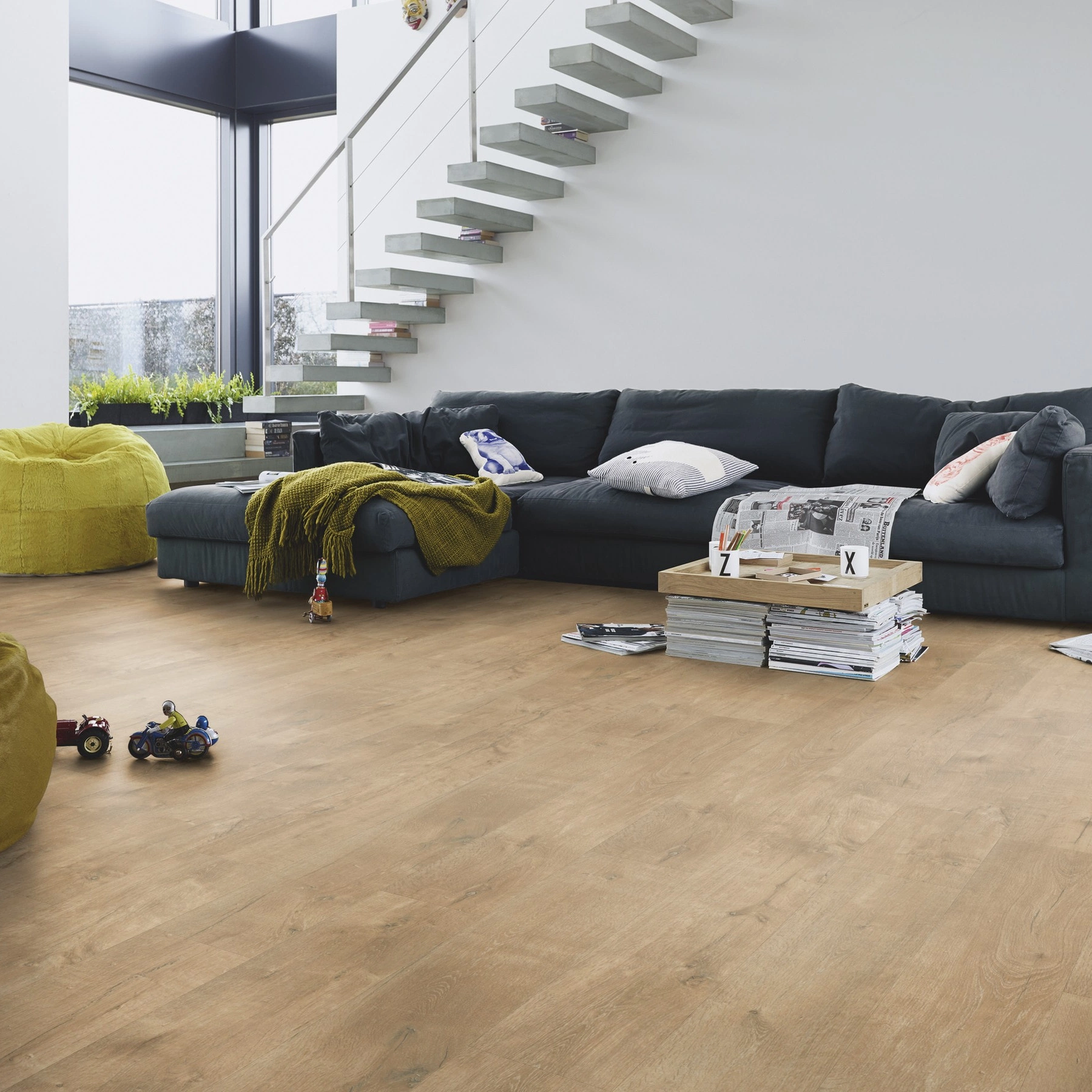 Milieubild Modernes Wohnzimmer mit Kamin - MEISTER Laminat LD 55 Eiche karamell Milieubild Modernes Wohnzimmer mit Kamin - MEISTER 600015-1288198-06953