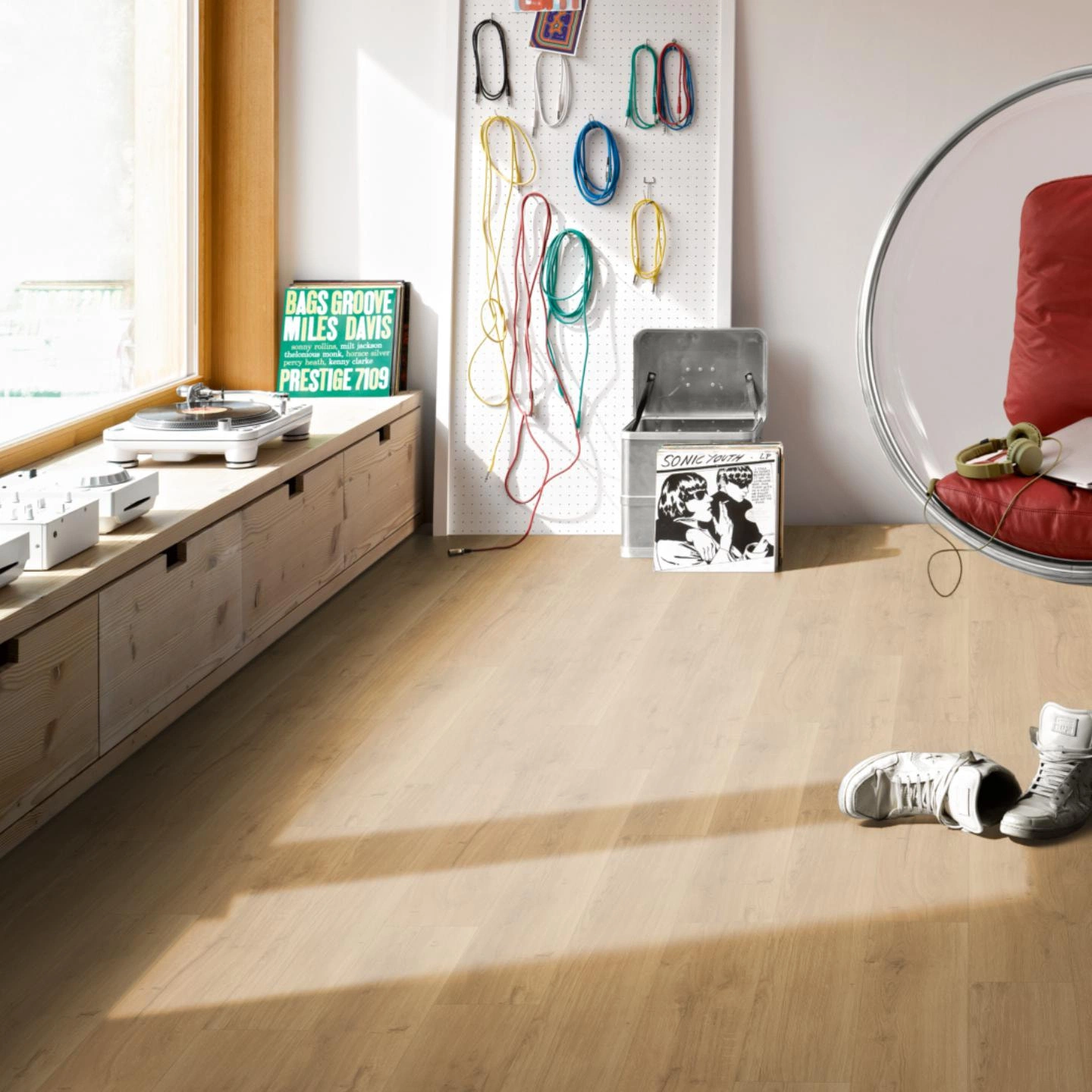 Milieubild Musikzimmer mit Plattenspieler - Parador HDF Klick-Designboden Modular ONE Eiche Spirit natur Milieubild Musikzimmer mit Plattenspieler - Parador 1730772