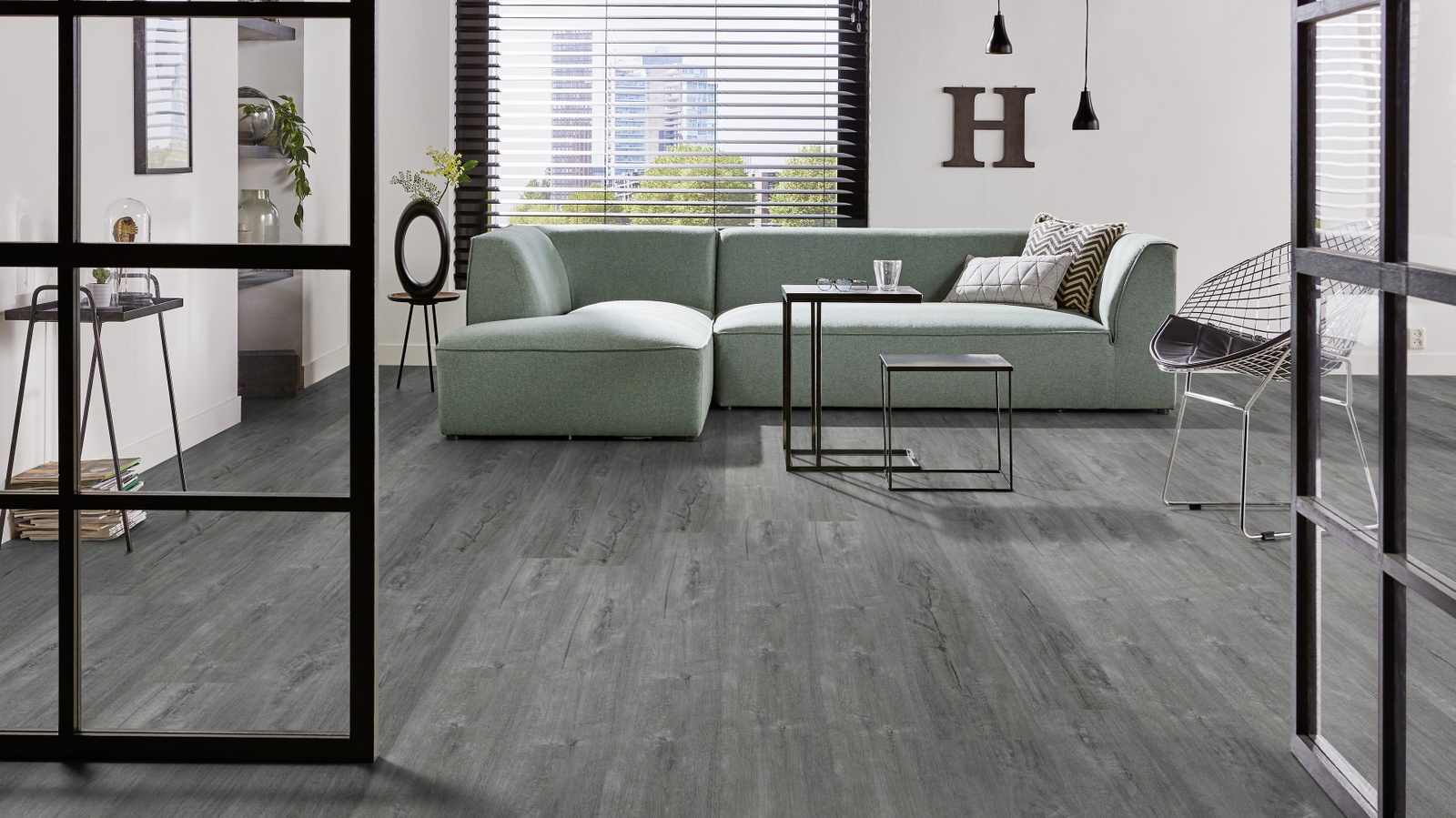 Milieubild Modernes Wohnzimmer mit mintgrünem Sofa - Forbo Flooring 217626