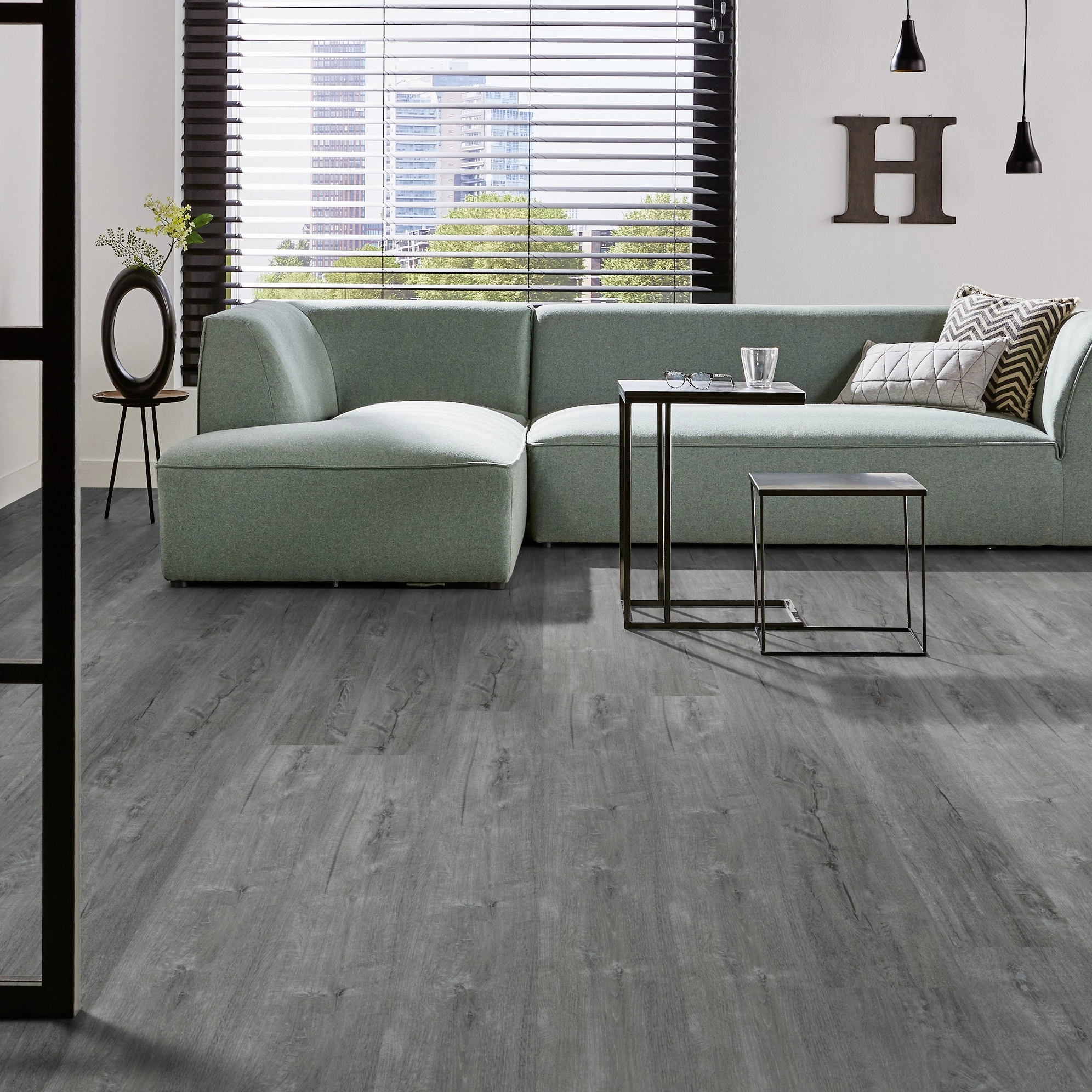 Milieubild Modernes Wohnzimmer mit mintgrünem Sofa - Forbo Flooring Klebe-Vinyl Enduro Dryback Wood Anthracite Timber Milieubild Modernes Wohnzimmer mit mintgrünem Sofa - Forbo Flooring 217626