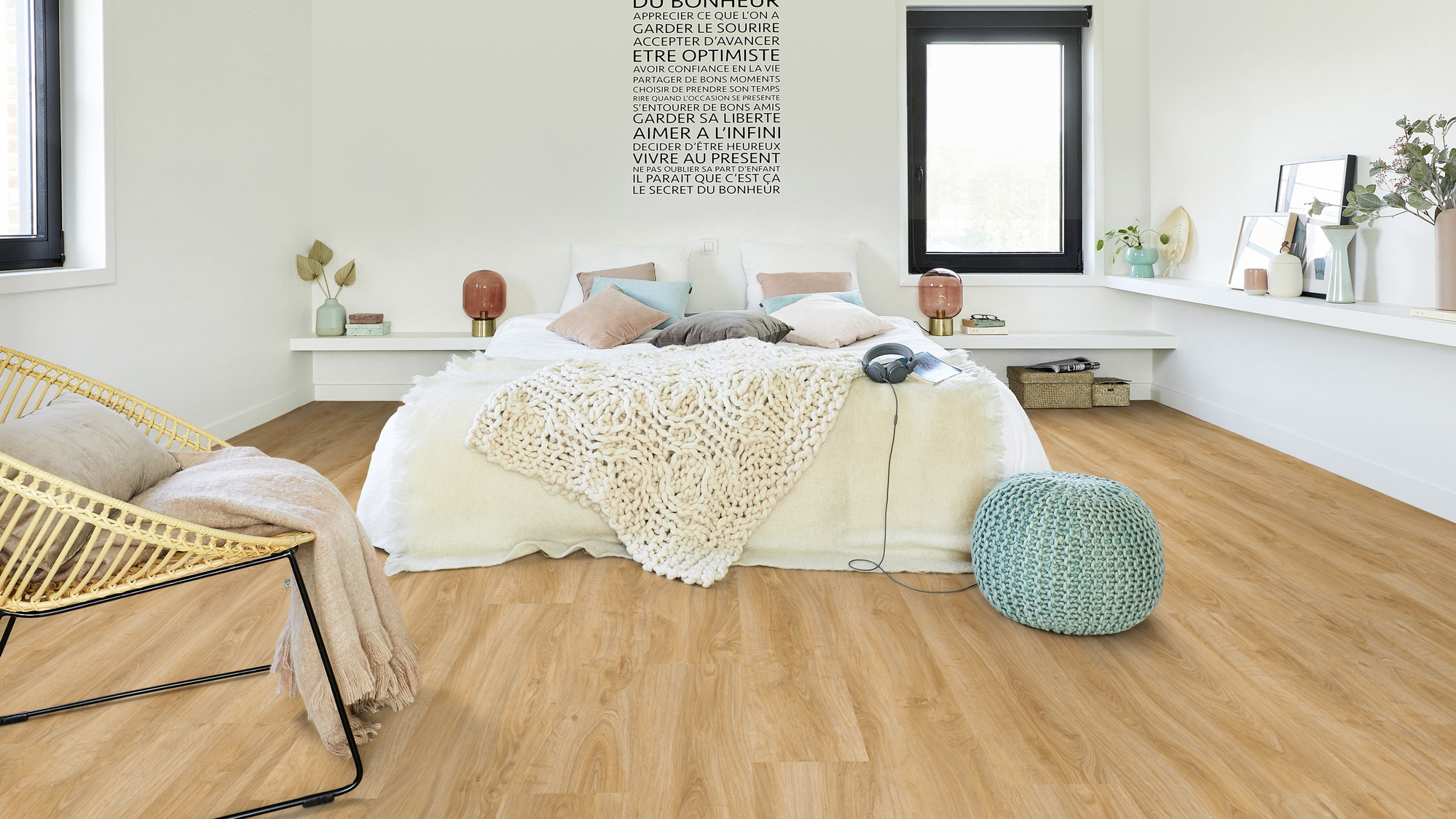 Milieubild Modernes Schlafzimmer - Bett mit Stuhl - Tarkett Klebe-Vinyl iD Inspiration 30 CLASSICS English Oak Classical Milieubild Modernes Schlafzimmer - Bett mit Stuhl - Tarkett 24524008