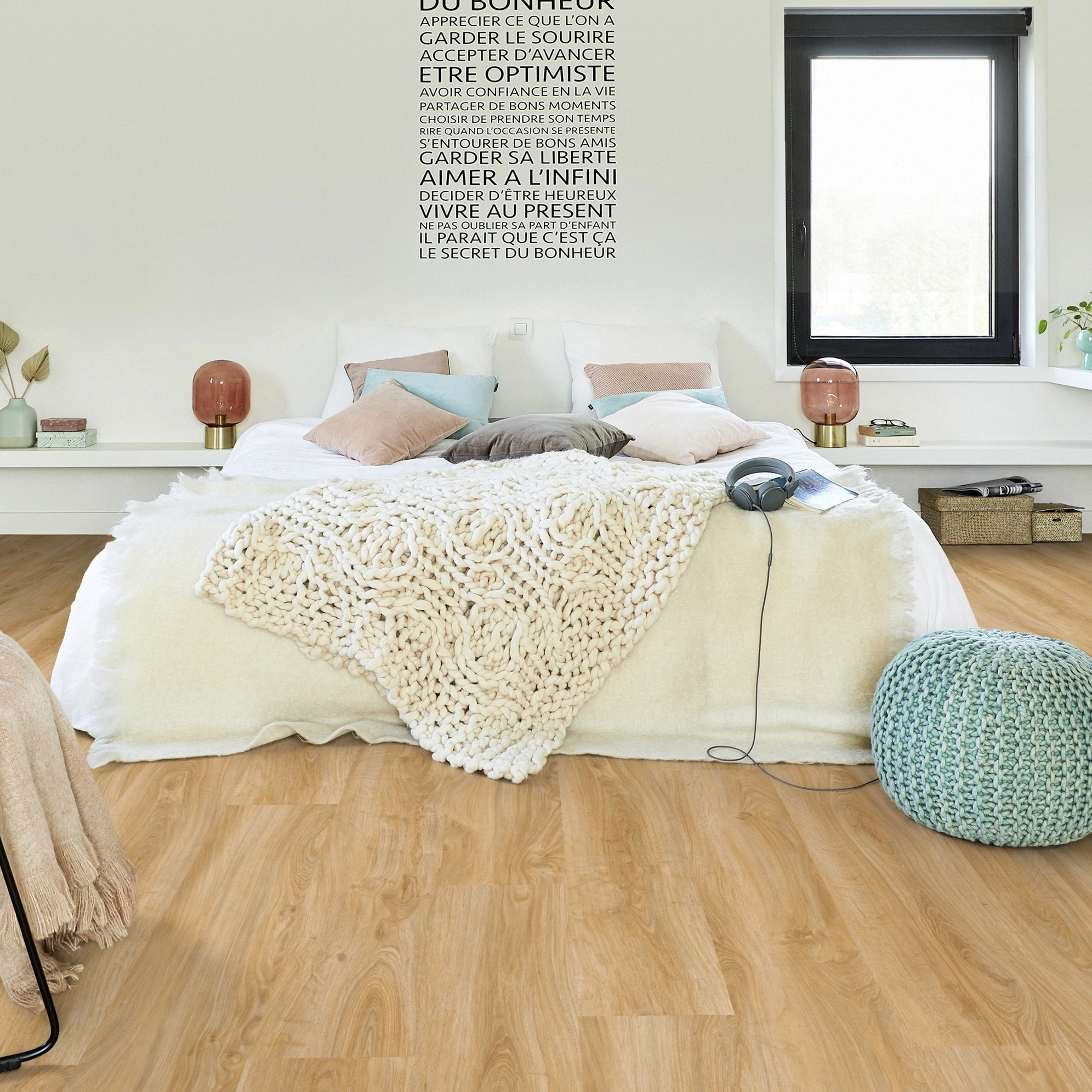 Milieubild Modernes Schlafzimmer - Bett mit Stuhl - Tarkett Klebe-Vinyl iD Inspiration 30 CLASSICS English Oak Classical Milieubild Modernes Schlafzimmer - Bett mit Stuhl - Tarkett 24524008
