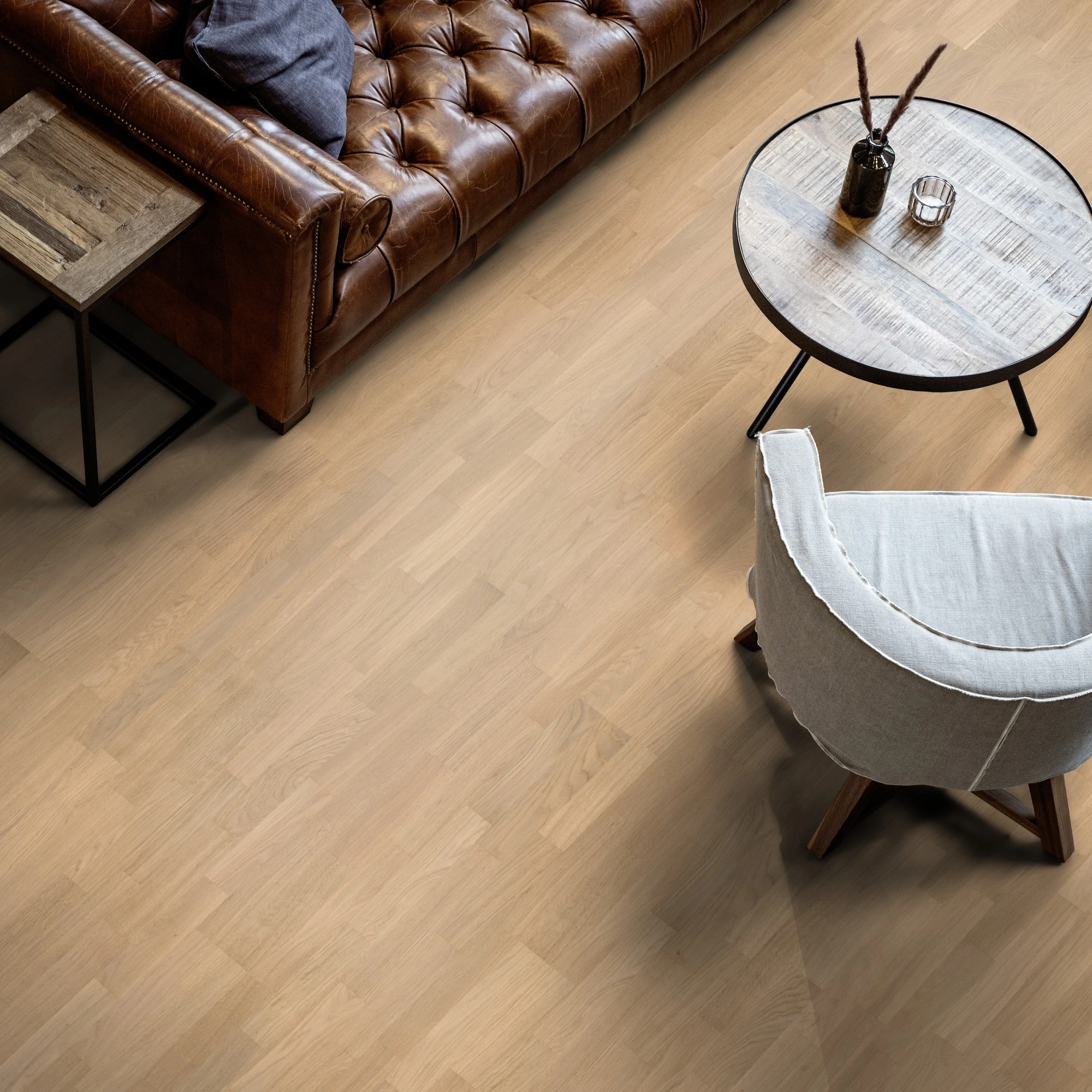 Milieubild Wohnzimmer mit Ledersofa - Blick von oben - ter Hürne Parkett Tailored Collection Eiche Piemont Milieubild Wohnzimmer mit Ledersofa - Blick von oben - ter Hürne 1101312488