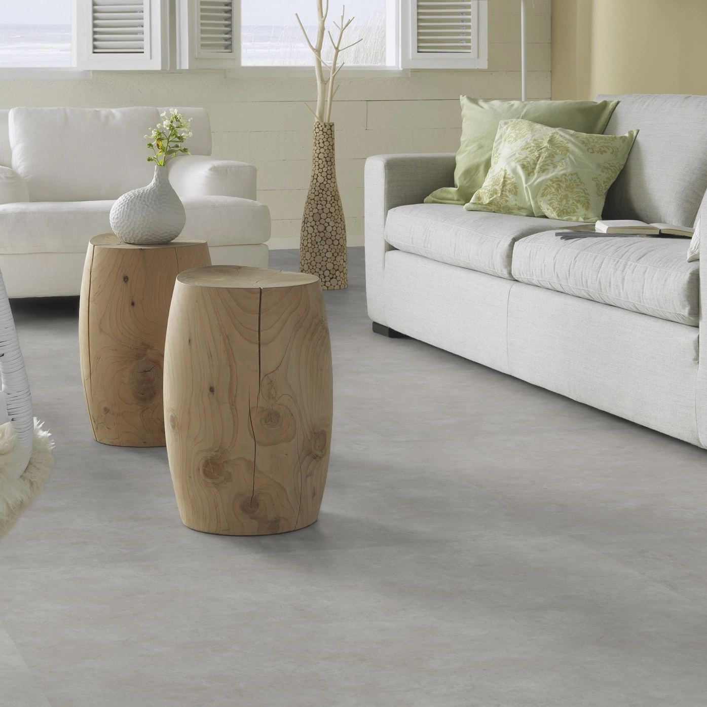 Milieubild Modernes, freundliches Wohnzimmer mit Sofa - Forbo Flooring Klebe-Vinyl Allura Dryback 0.55 Material Grigio Concrete Milieubild Modernes, freundliches Wohnzimmer mit Sofa - Forbo Flooring 220186