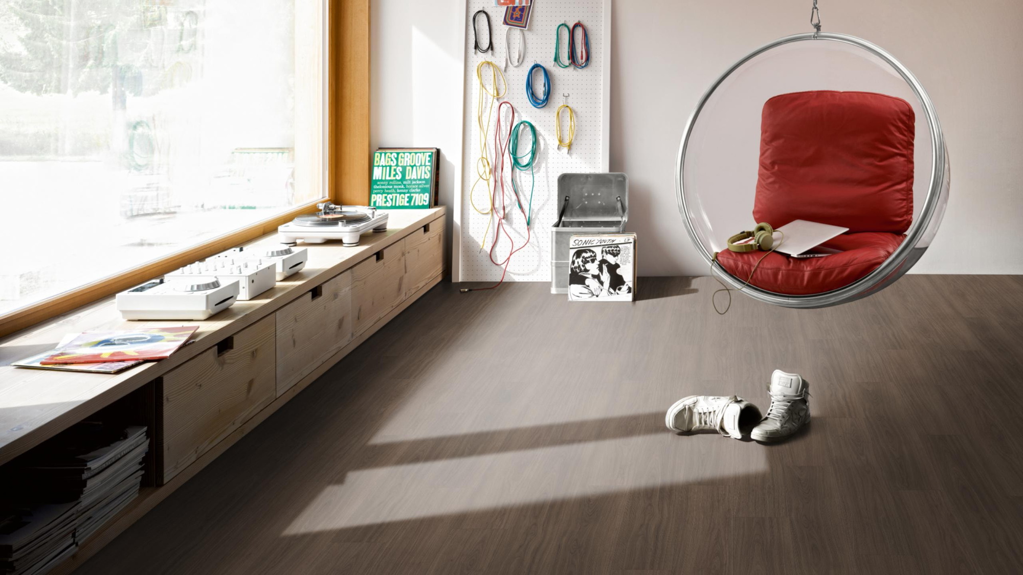 Milieubild Musikzimmer mit Plattenspieler - Parador HDF Klick-Designboden Modular ONE Eiche Artemis kaffeebraun Milieubild Musikzimmer mit Plattenspieler - Parador 1748719