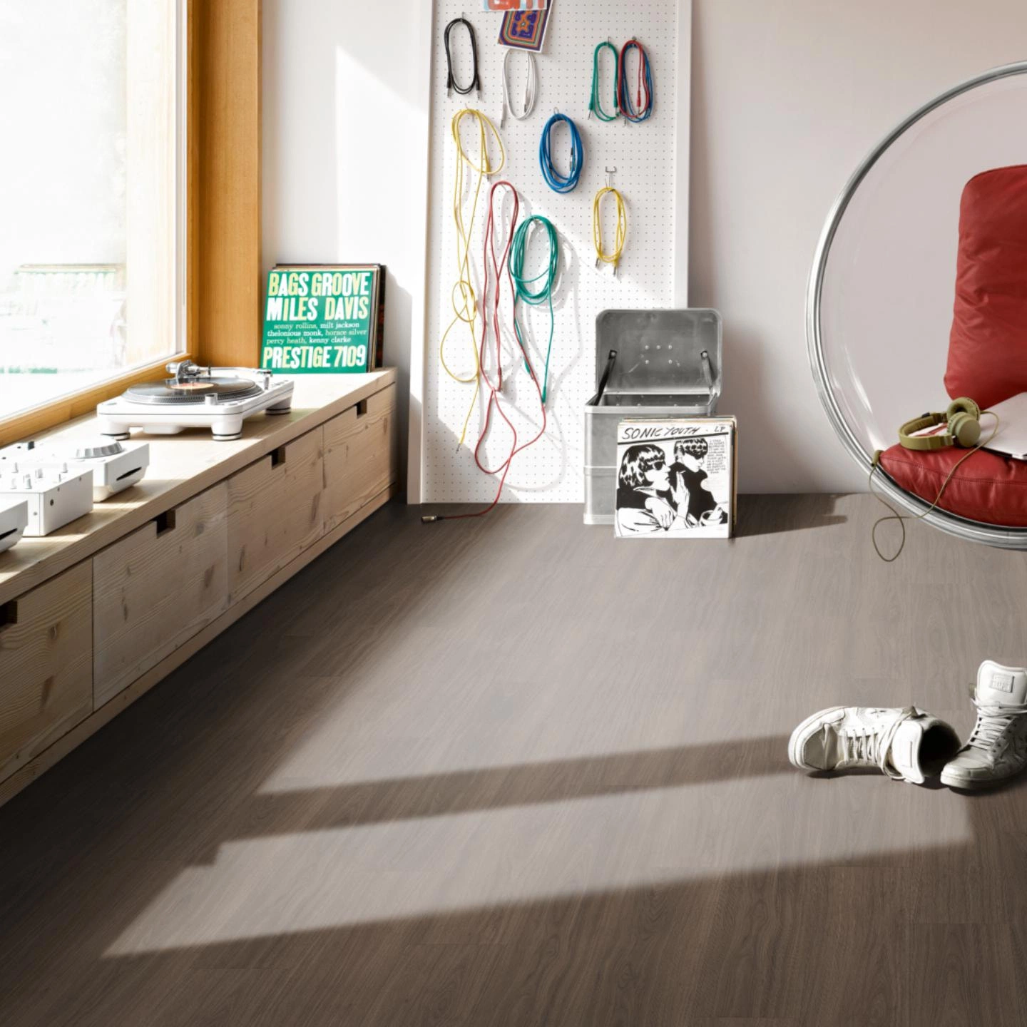 Milieubild Musikzimmer mit Plattenspieler - Parador HDF Klick-Designboden Modular ONE Eiche Artemis kaffeebraun Milieubild Musikzimmer mit Plattenspieler - Parador 1748719