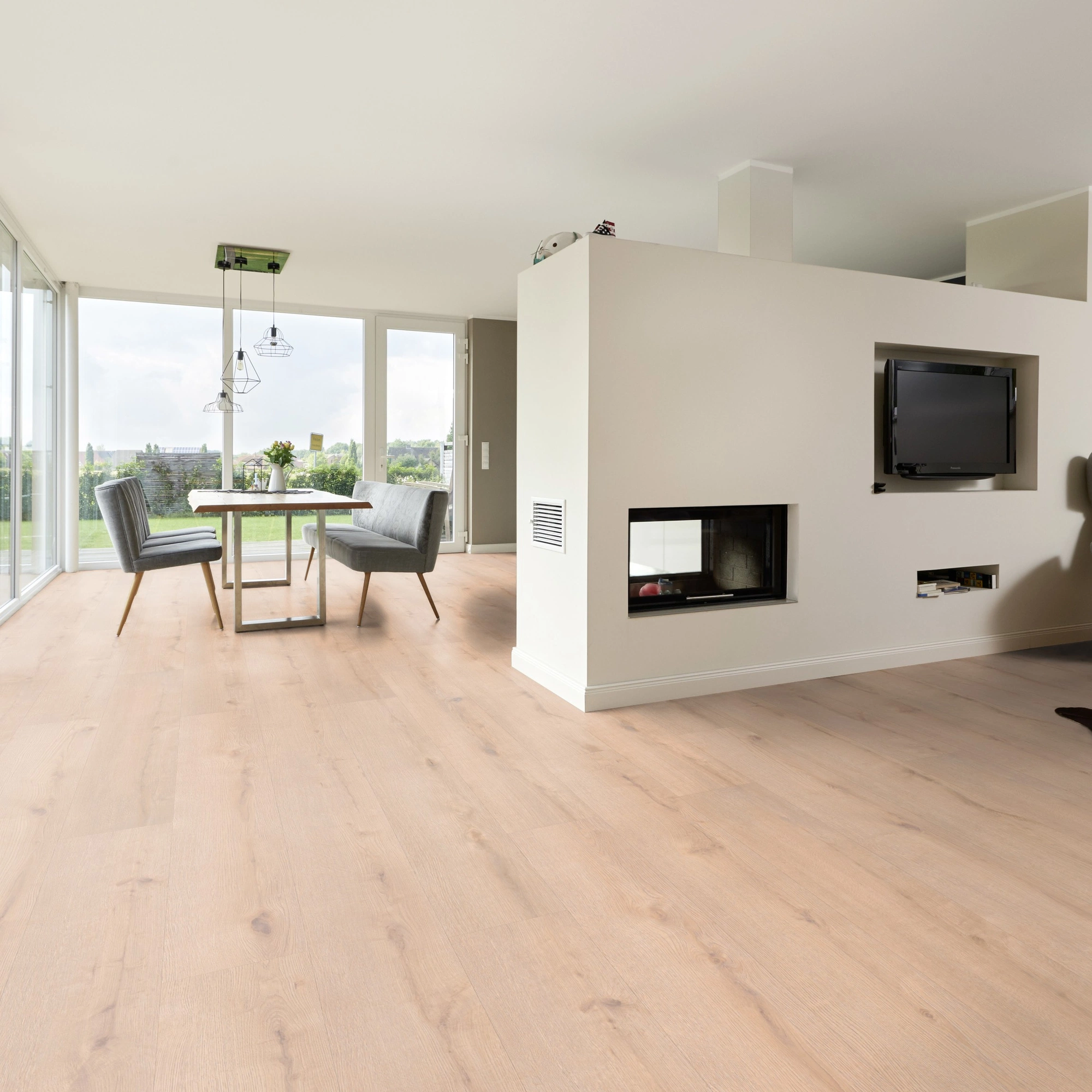 Milieubild Wohnzimmer mit Essbereich und Kamin - ter Hürne Klebe-Vinyl Pro Grand Choice Eiche Stettin Milieubild Wohnzimmer mit Essbereich und Kamin - ter Hürne 1101210408