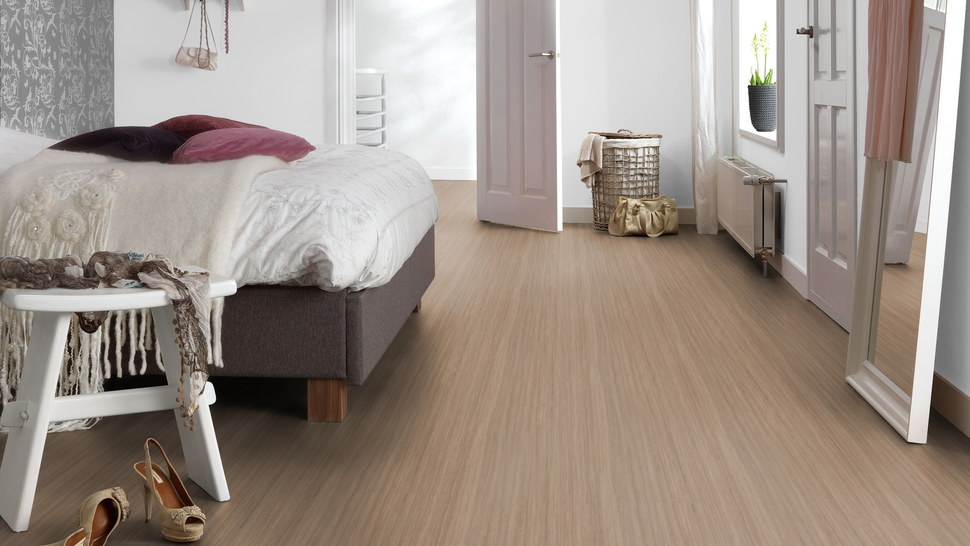 Milieubild Schlafzimmer mit Hocker - Forbo Flooring Marmoleum Click Withered Prairie Milieubild Schlafzimmer mit Hocker - Forbo Flooring 176504