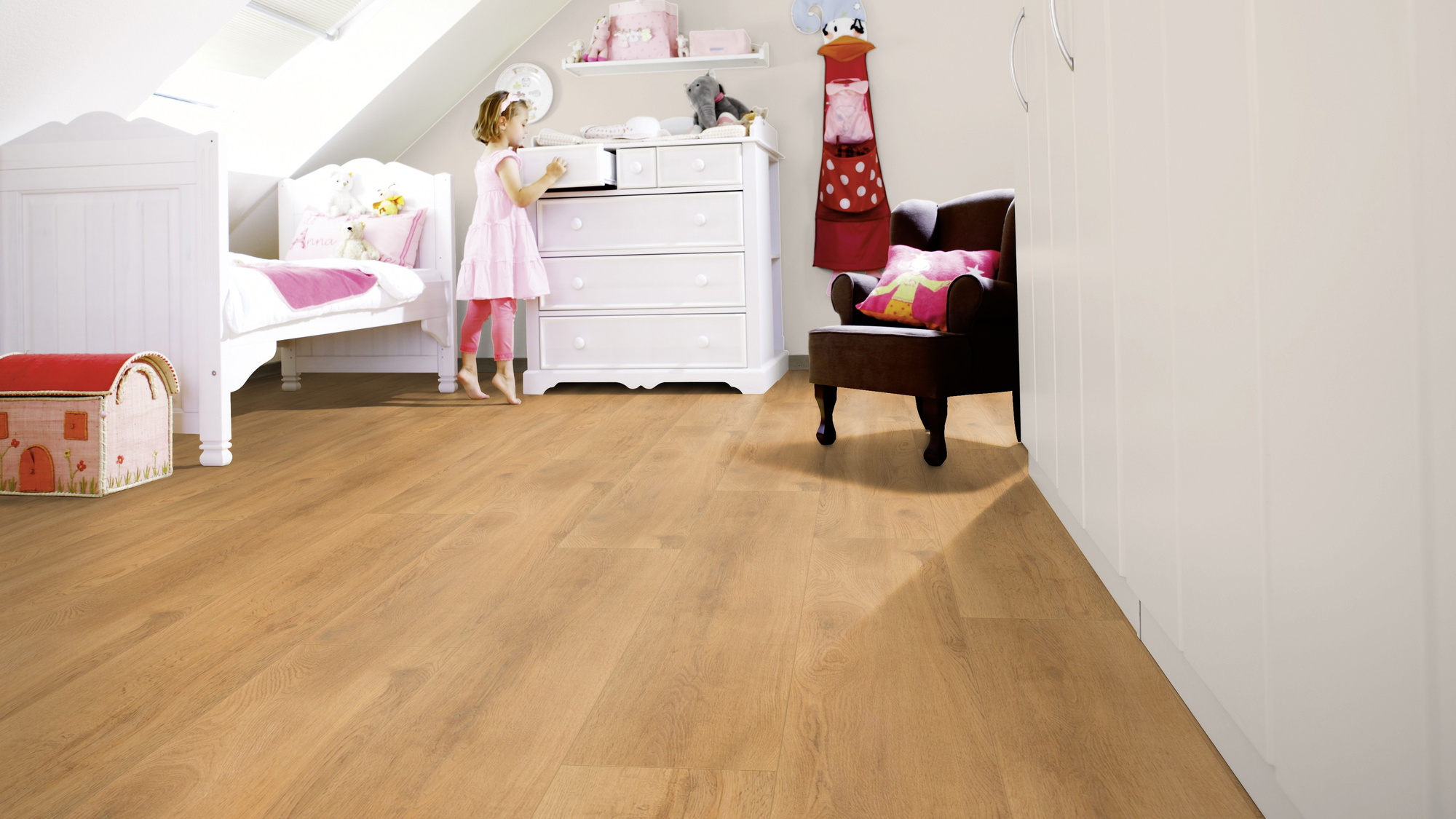 Milieubild Kinderzimmer mit weißer Kommode - wineo PLC270R