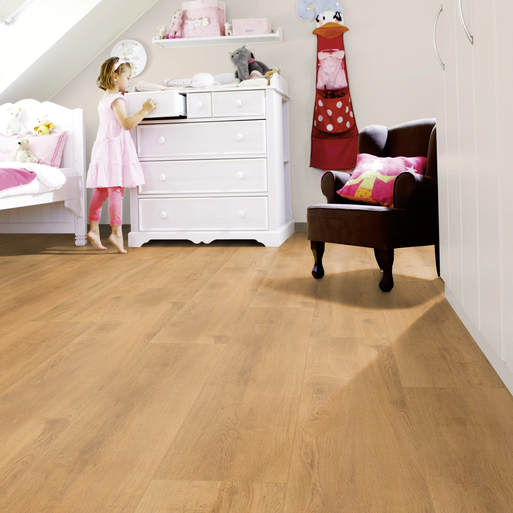 Milieubild Kinderzimmer mit weißer Kommode - wineo Klick-Bioboden PURLINE wineo 1200 wood XL Let's go Max Milieubild Kinderzimmer mit weißer Kommode - wineo PLC270R