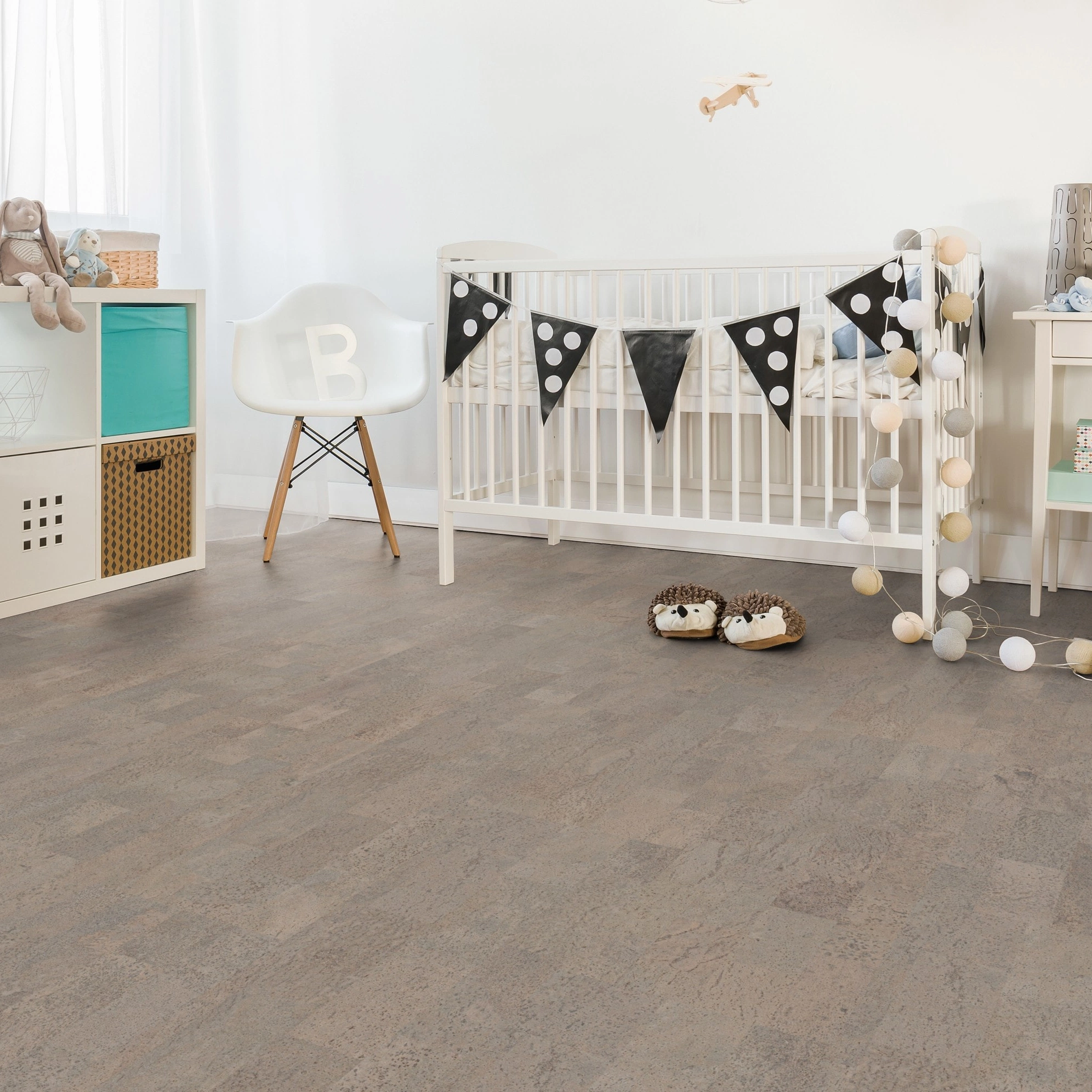 Milieubild Kinderzimmer mit weißer Krippe - Wicanders Wise HDF Klick-Korkboden cork Essence Identity Silver Milieubild Kinderzimmer mit weißer Krippe - Wicanders Wise 80001652