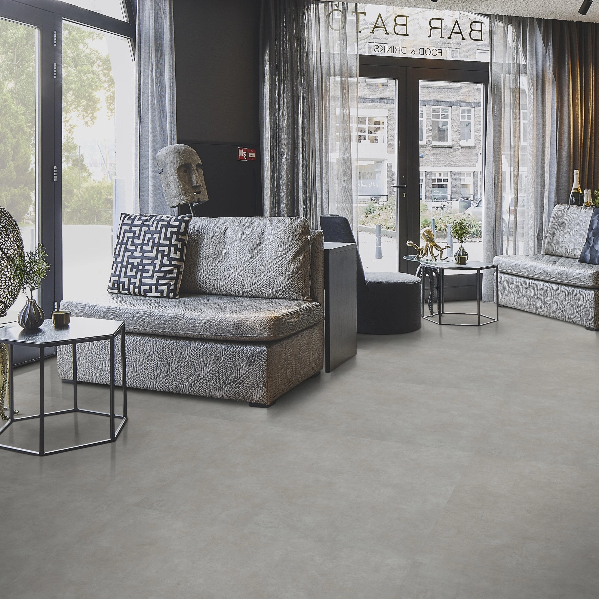 Milieubild Lounge in Hotelbar - Forbo Flooring Klebe-Vinyl Allura Dryback 0.55 Material Grigio Concrete Milieubild Lounge in Hotelbar - Forbo Flooring 220186