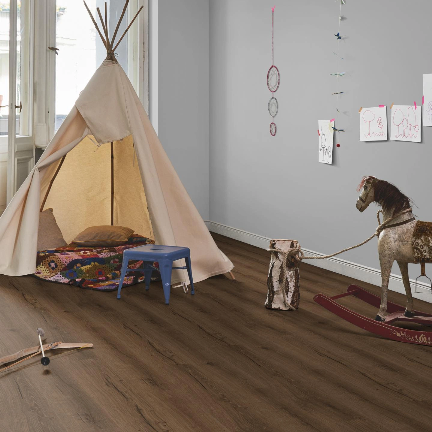Milieubild Kinderzimmer in Stadtwohnung - Parador Klebe-Vinyl Basic 2.0 Eiche Cambridge geräuchert Milieubild Kinderzimmer in Stadtwohnung - Parador 1748821