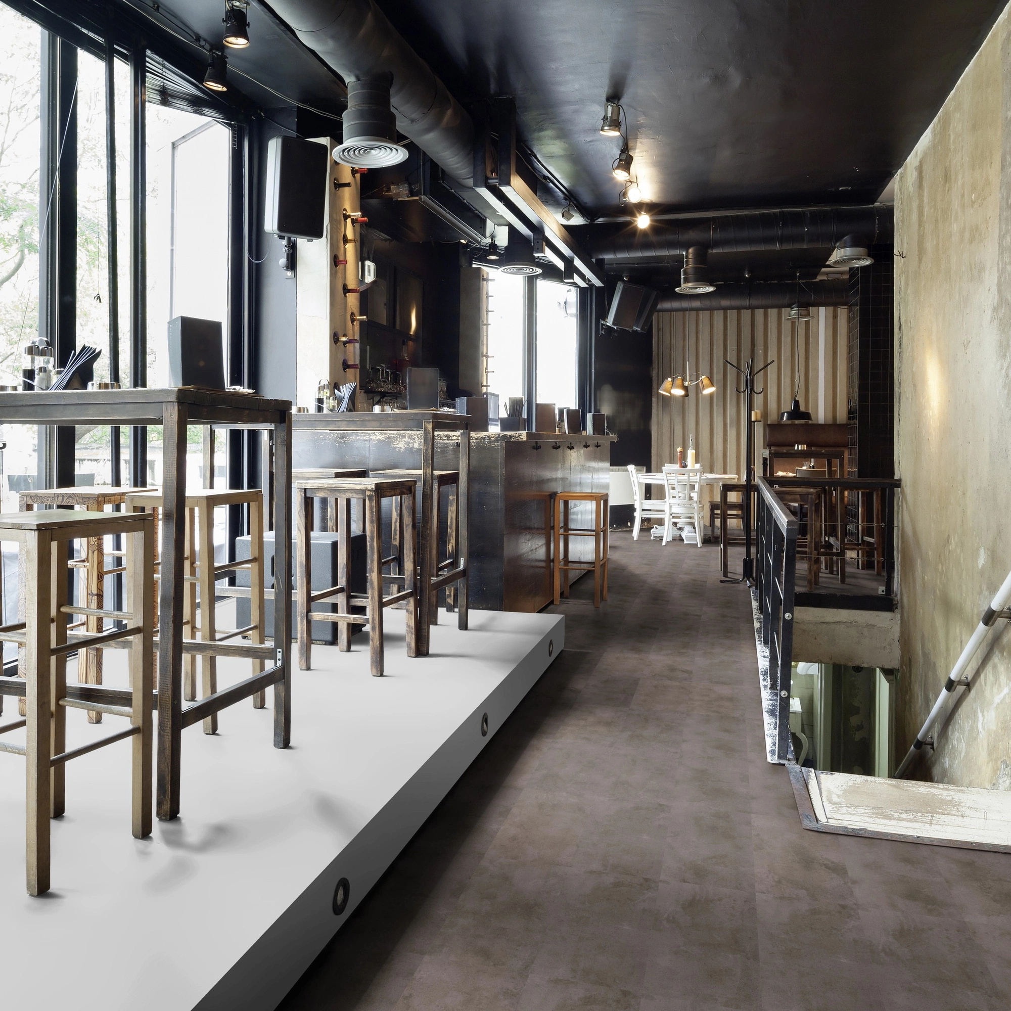 Milieubild Restaurant - Bar mit Tischen und Hockern - wineo Klebe-Bioboden PURLINE wineo 1000 stone L Urban Concrete Steel Milieubild Restaurant - Bar mit Tischen und Hockern - wineo PL319R