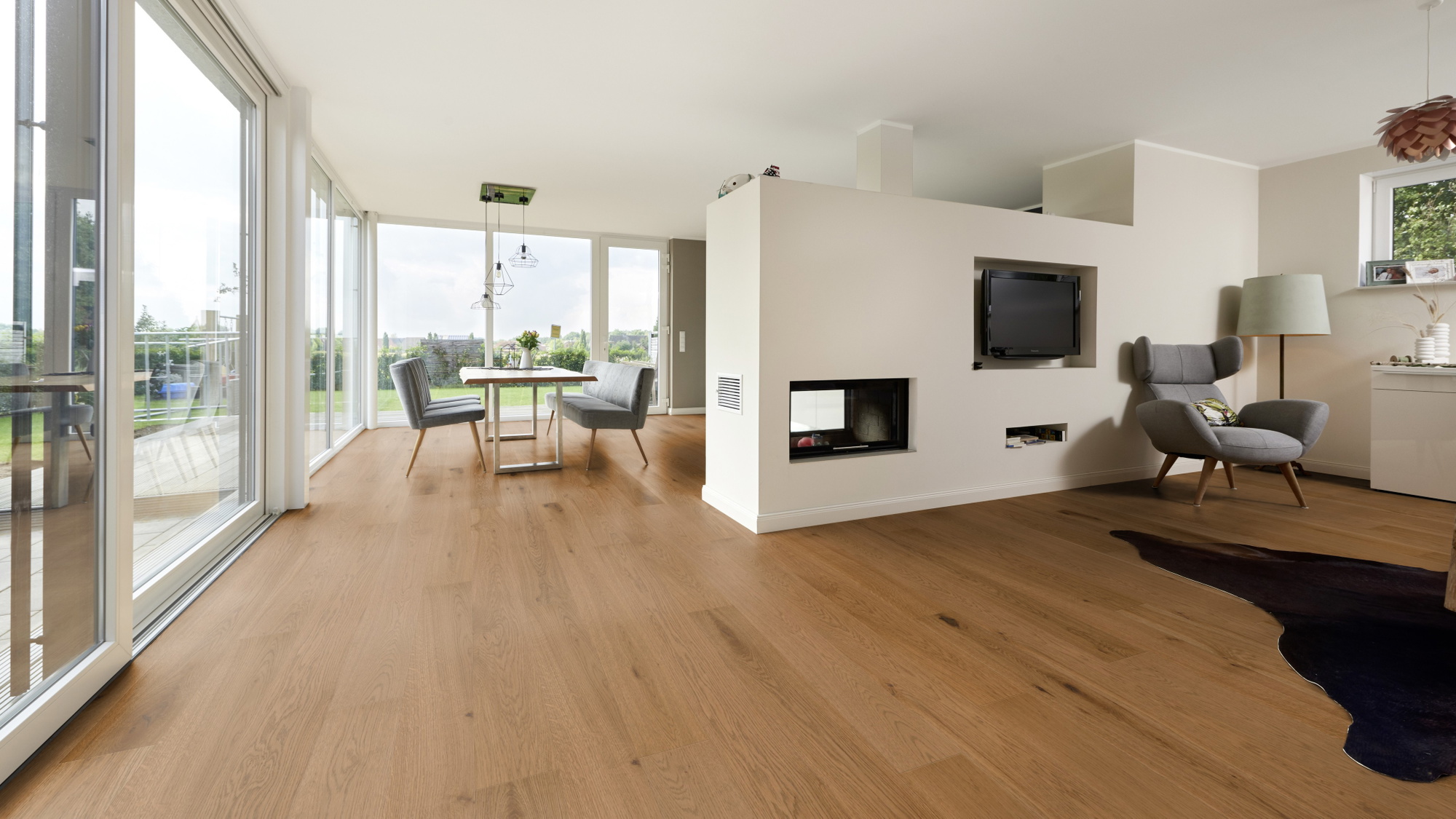 Milieubild Wohnzimmer mit Essbereich und Kamin - ter Hürne Parkett Tailored Collection Eiche Saint-Emilion Milieubild Wohnzimmer mit Essbereich und Kamin - ter Hürne 1101312476