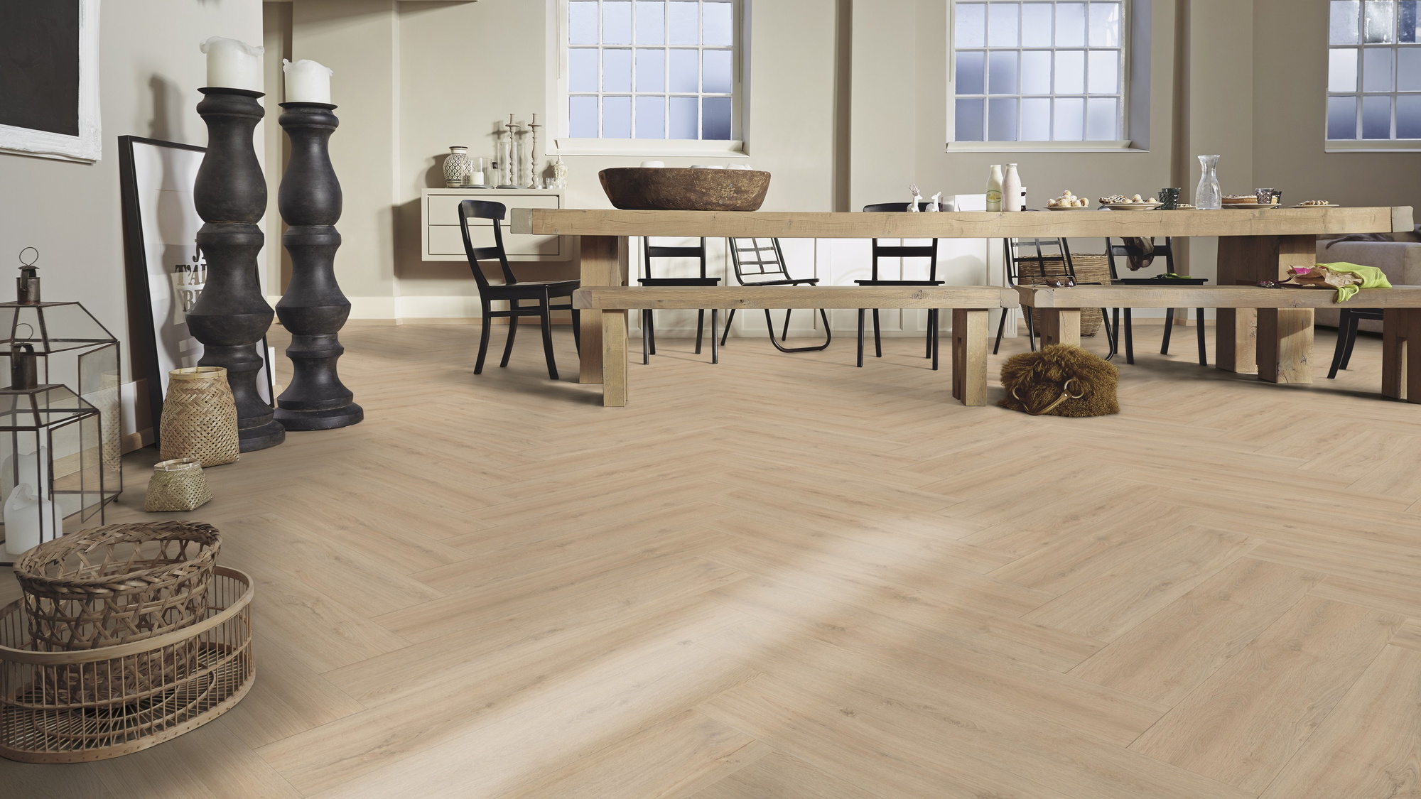 Milieubild Esszimmer mit großem Tisch - MEISTER Laminat LS 350 Felseneiche sand Milieubild Esszimmer mit großem Tisch - MEISTER 600001-0840168-07122