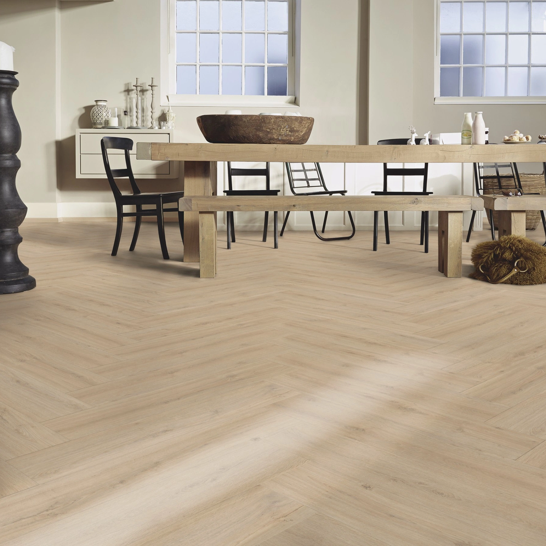 Milieubild Esszimmer mit großem Tisch - MEISTER Laminat LS 350 Felseneiche sand Milieubild Esszimmer mit großem Tisch - MEISTER 600001-0840168-07122
