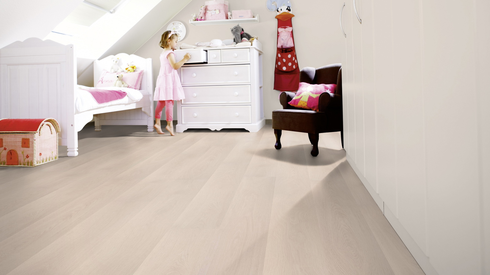 Milieubild Kinderzimmer mit weißer Kommode - wineo PL295R