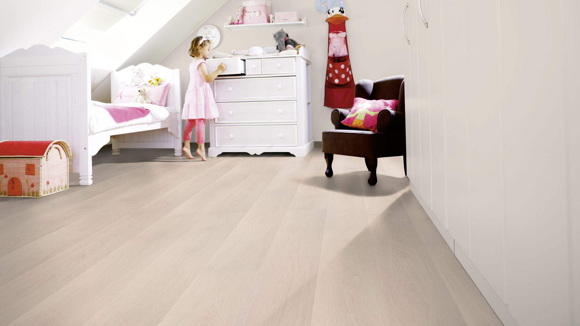 Milieubild Kinderzimmer mit weißer Kommode - wineo PL295R