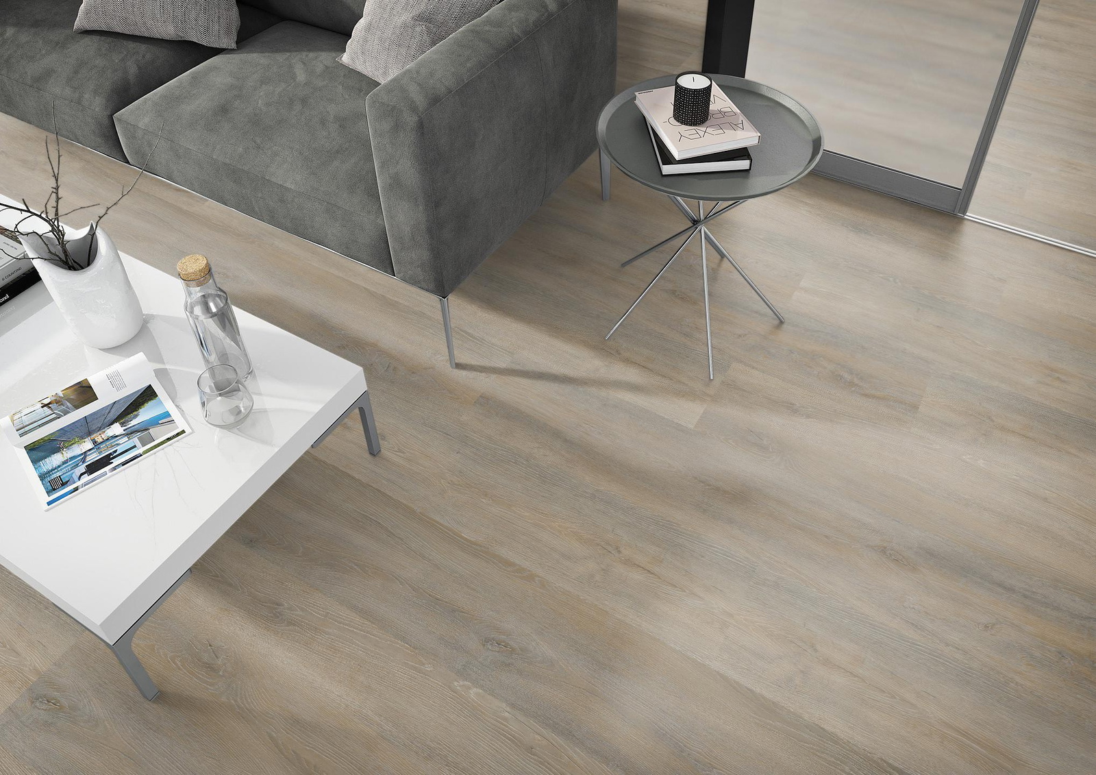 Milieubild Wohnzimmer - Sofa mit Beistelltisch und Glastür - nexflor NXF-20030-006