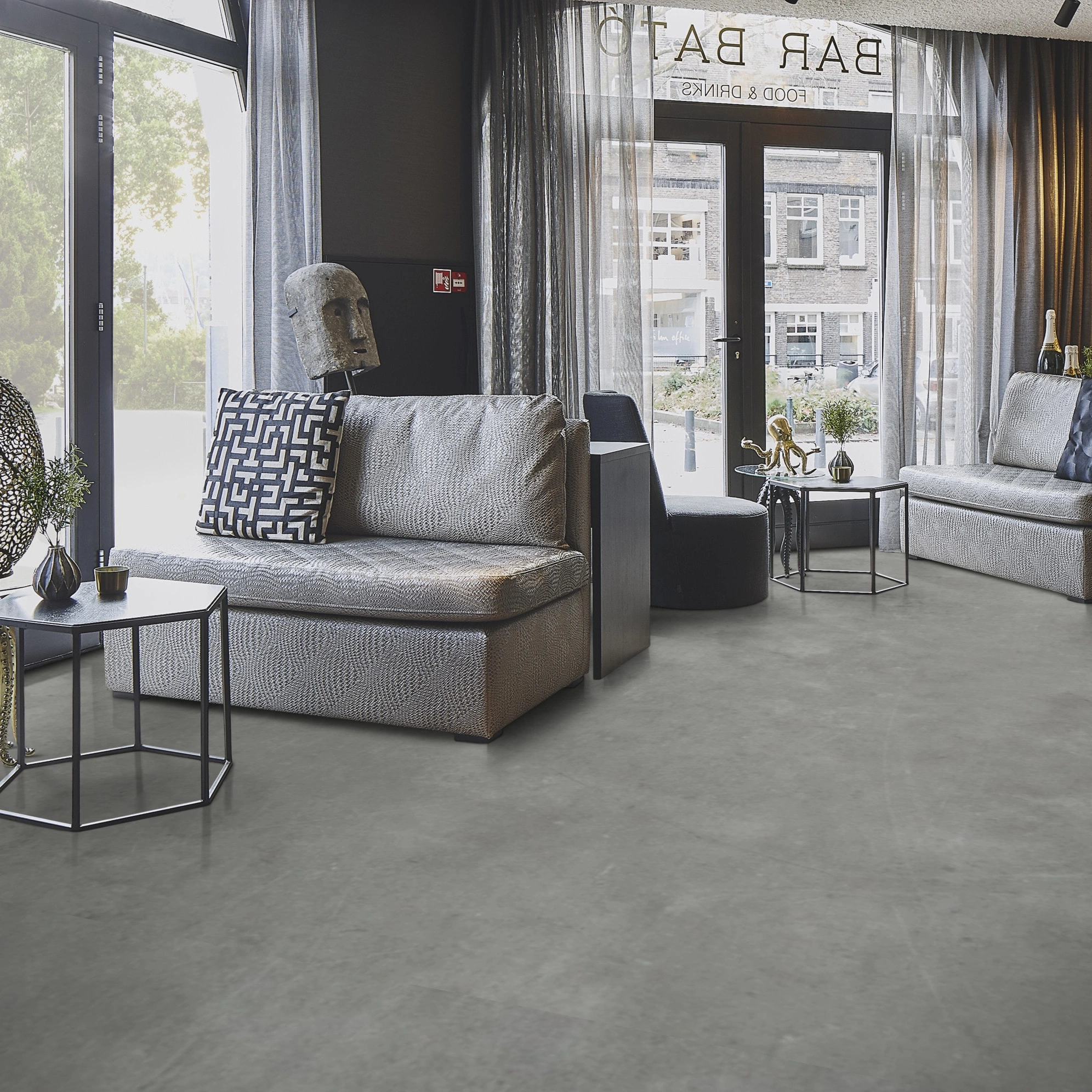 Milieubild Lounge in Hotelbar - Forbo Flooring Klebe-Vinyl Enduro Dryback Material Light Concrete Milieubild Lounge in Hotelbar - Forbo Flooring 217637