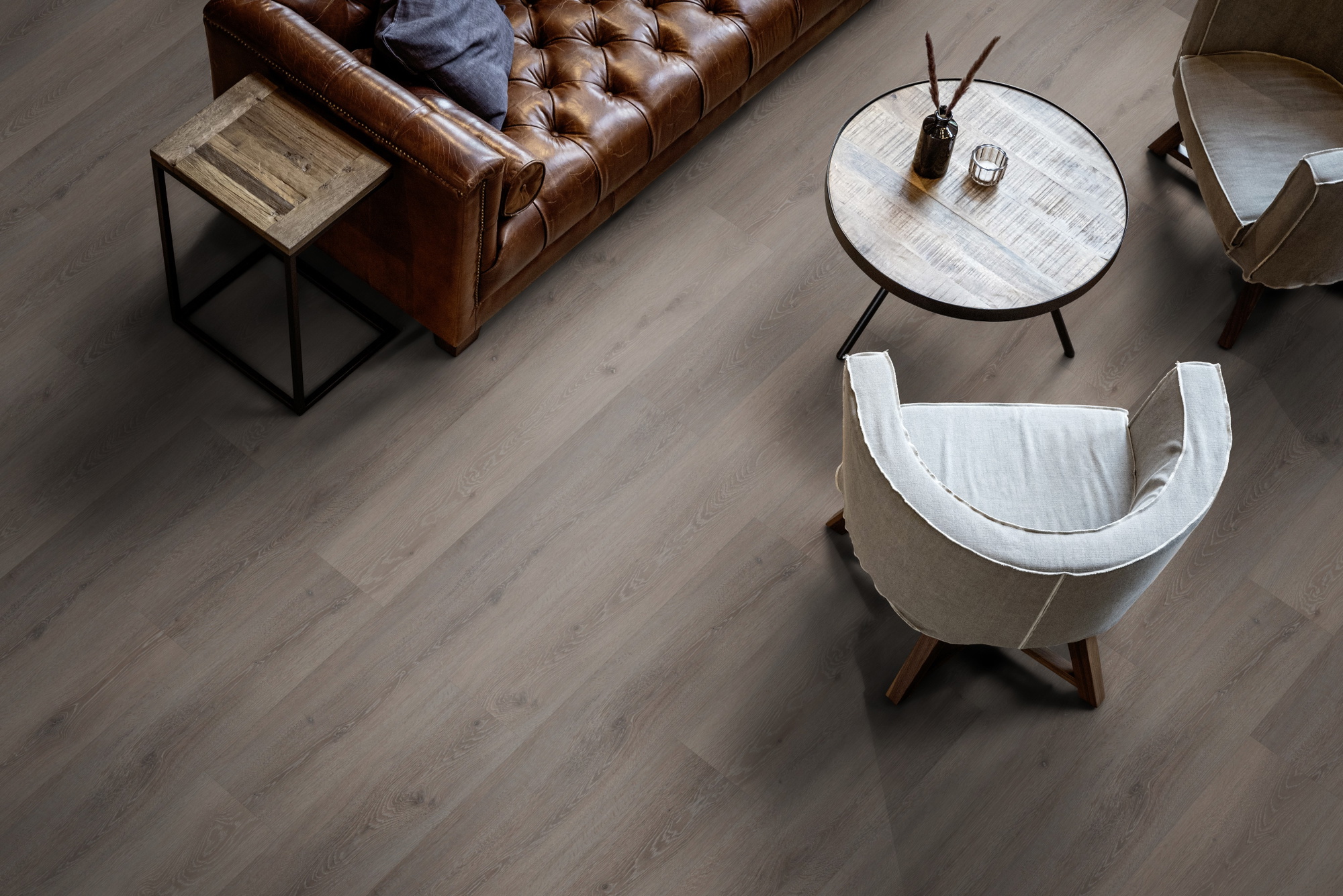Milieubild Wohnzimmer mit Ledersofa - Blick von oben - ter Hürne Klebe-Vinyl Pro Classic Edition Eiche Triest Milieubild Wohnzimmer mit Ledersofa - Blick von oben - ter Hürne 1101210432