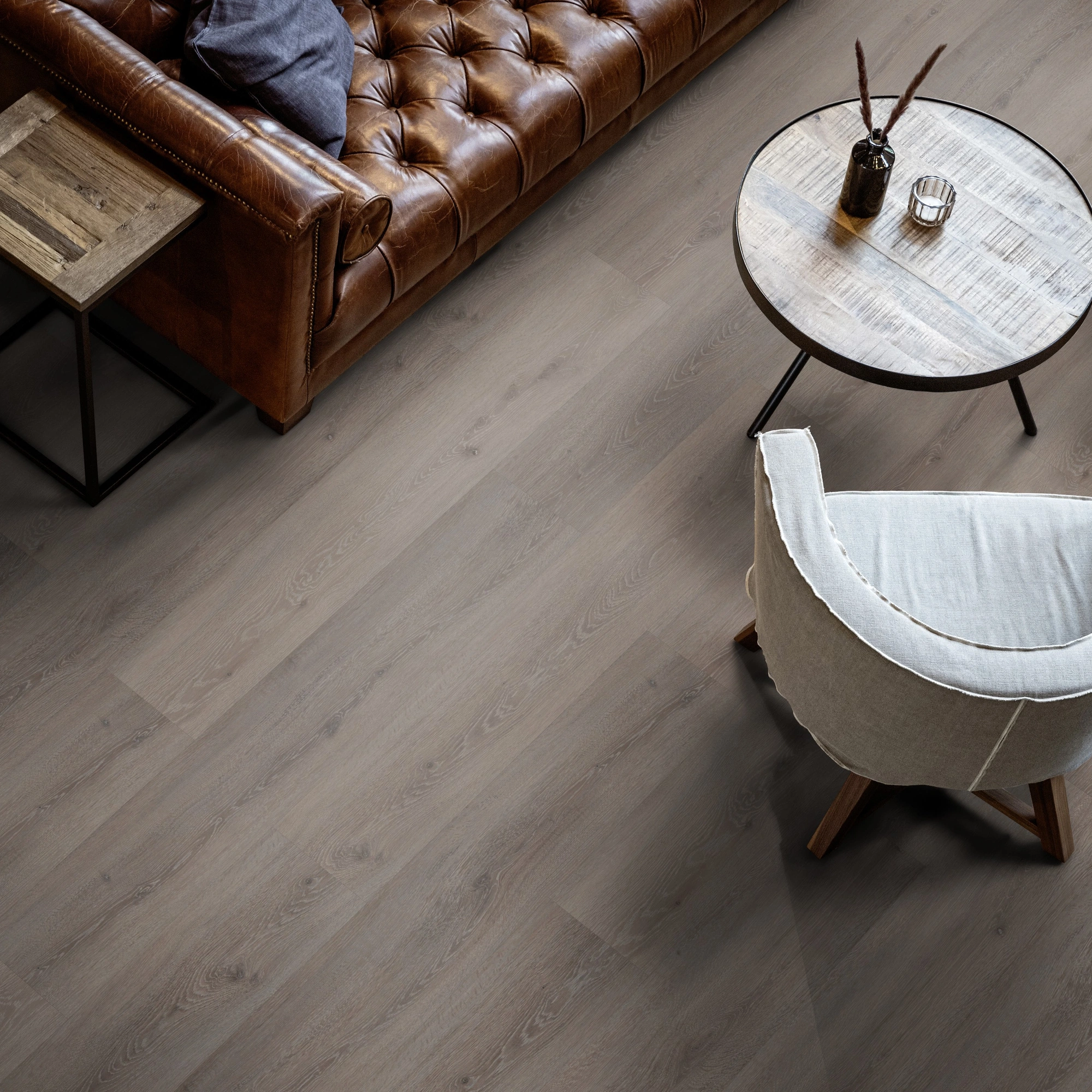 Milieubild Wohnzimmer mit Ledersofa - Blick von oben - ter Hürne Klebe-Vinyl Pro Classic Edition Eiche Triest Milieubild Wohnzimmer mit Ledersofa - Blick von oben - ter Hürne 1101210432