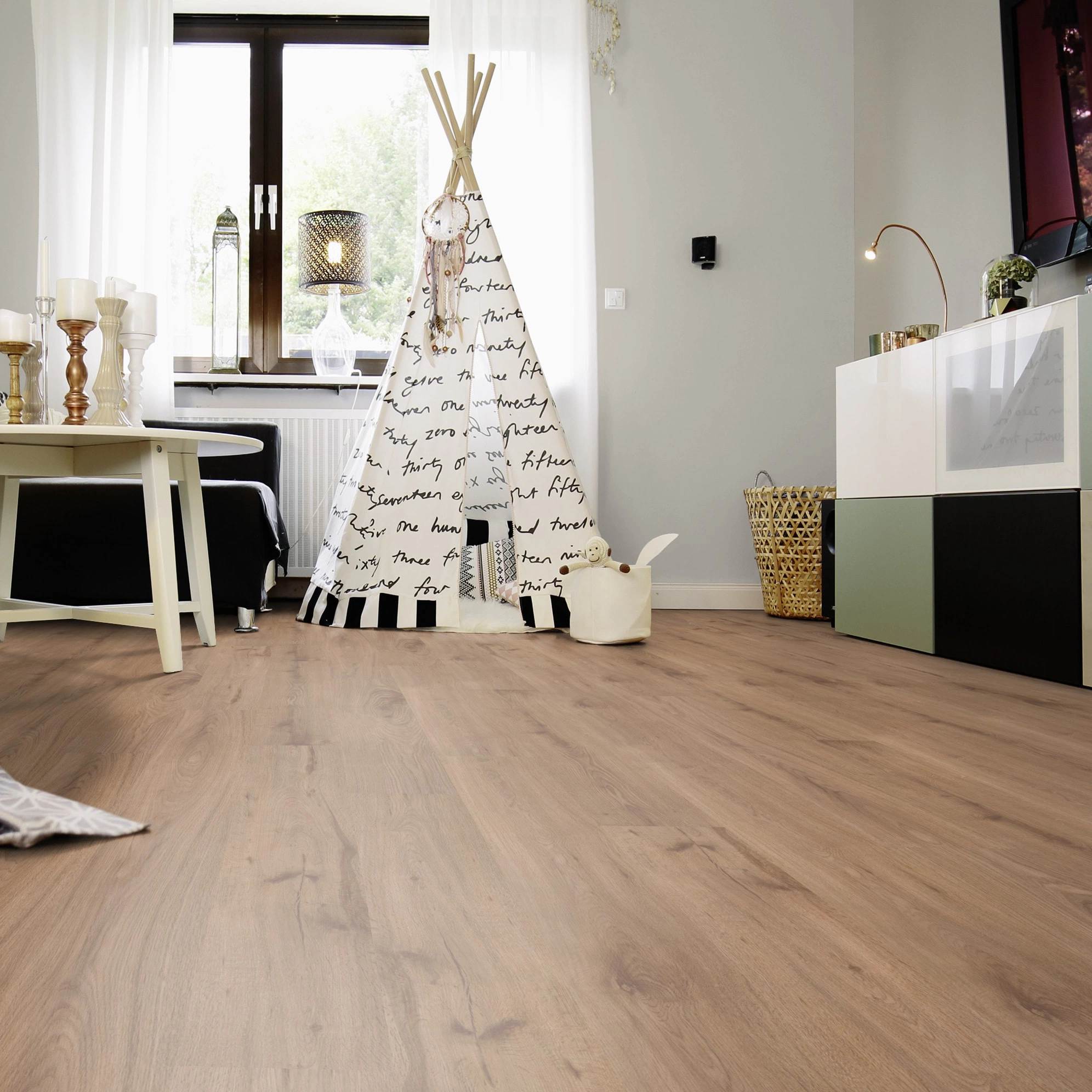 Milieubild Wohnzimmer mit Sideboard und Fernseher - wineo Klebe-Bioboden PURLINE wineo 1000 wood L Strong Oak Cinnamon Milieubild Wohnzimmer mit Sideboard und Fernseher - wineo PL301R