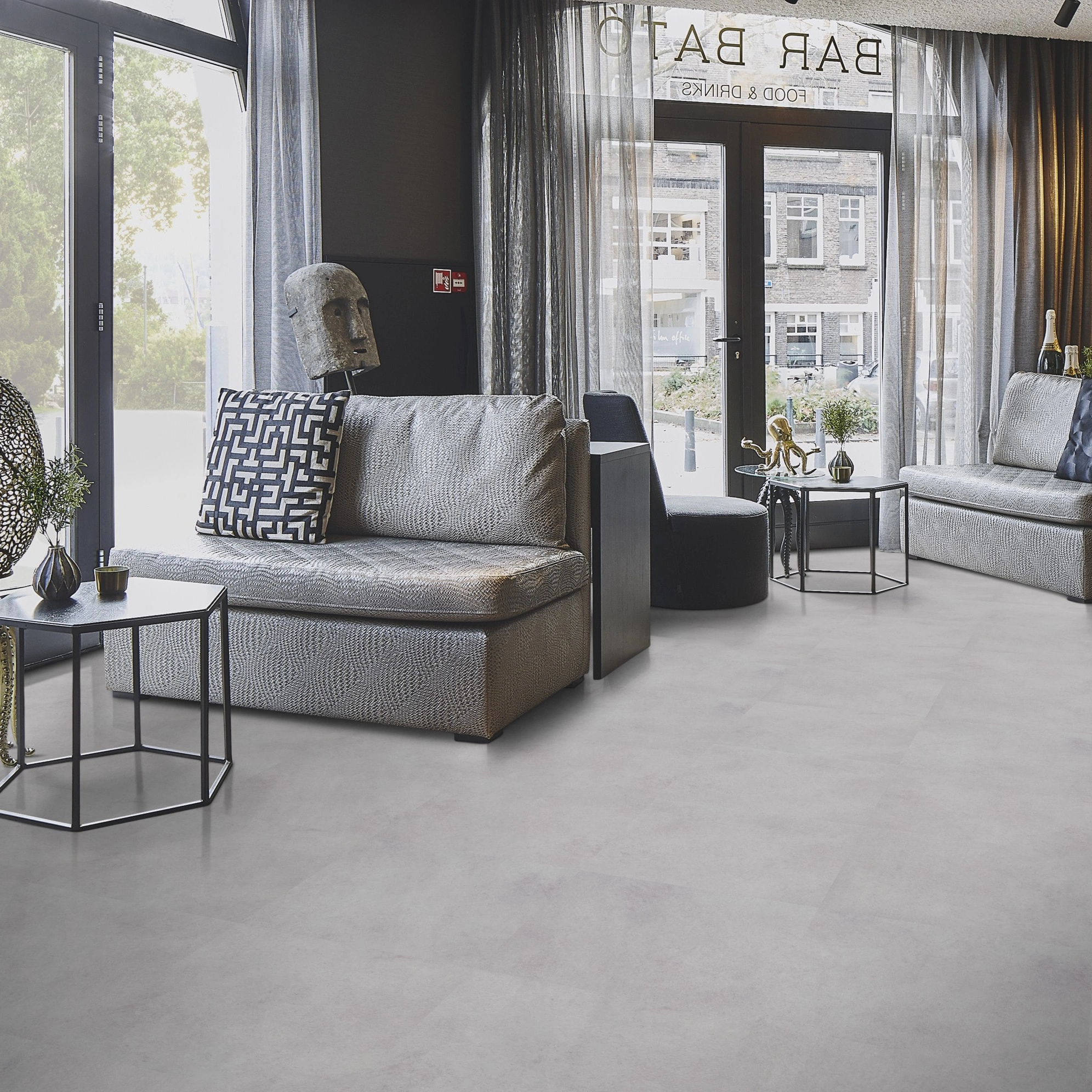 Milieubild Lounge in Hotelbar - Forbo Flooring Klebe-Vinyl Allura Dryback 0.55 Material Light Cement Milieubild Lounge in Hotelbar - Forbo Flooring 243649
