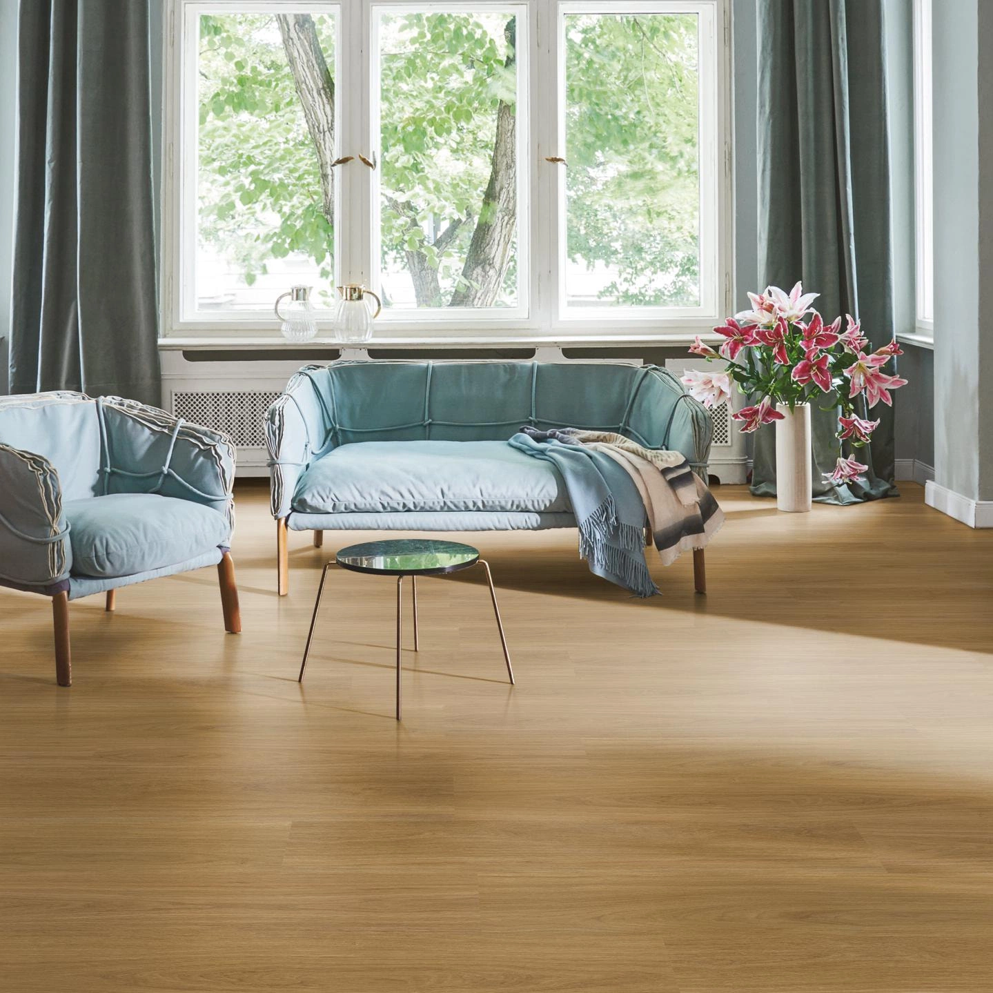 Milieubild Wohnzimmer in Stadtwohnung - Parador Klebe-Vinyl Classic 2025 Eiche Oxford karamellbraun Milieubild Wohnzimmer in Stadtwohnung - Parador 1748869