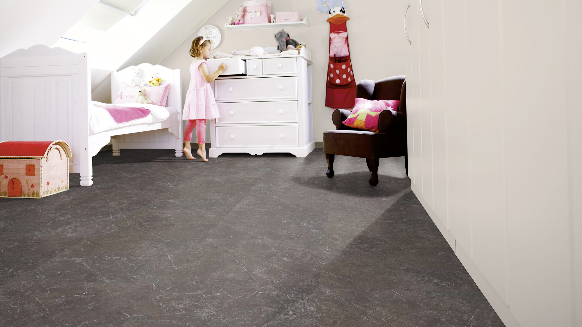 Milieubild Kinderzimmer mit weißer Kommode - wineo Klebe-Bioboden PURLINE wineo 1500 stone XL Olevano Marble Grey Milieubild Kinderzimmer mit weißer Kommode - wineo PL15405SXL