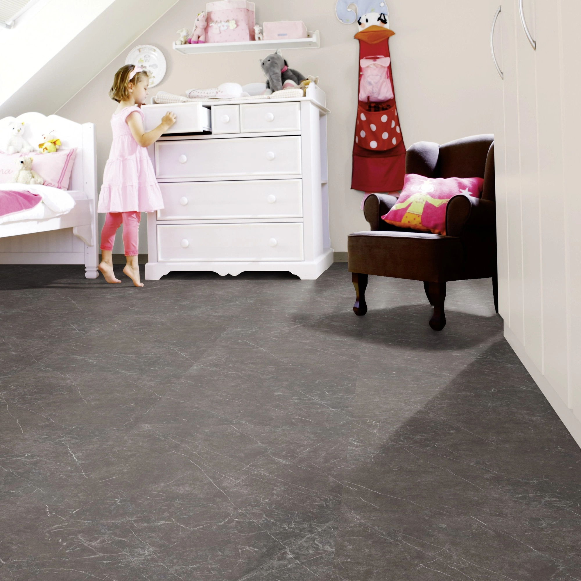 Milieubild Kinderzimmer mit weißer Kommode - wineo Klebe-Bioboden PURLINE wineo 1500 stone XL Olevano Marble Grey Milieubild Kinderzimmer mit weißer Kommode - wineo PL15405SXL