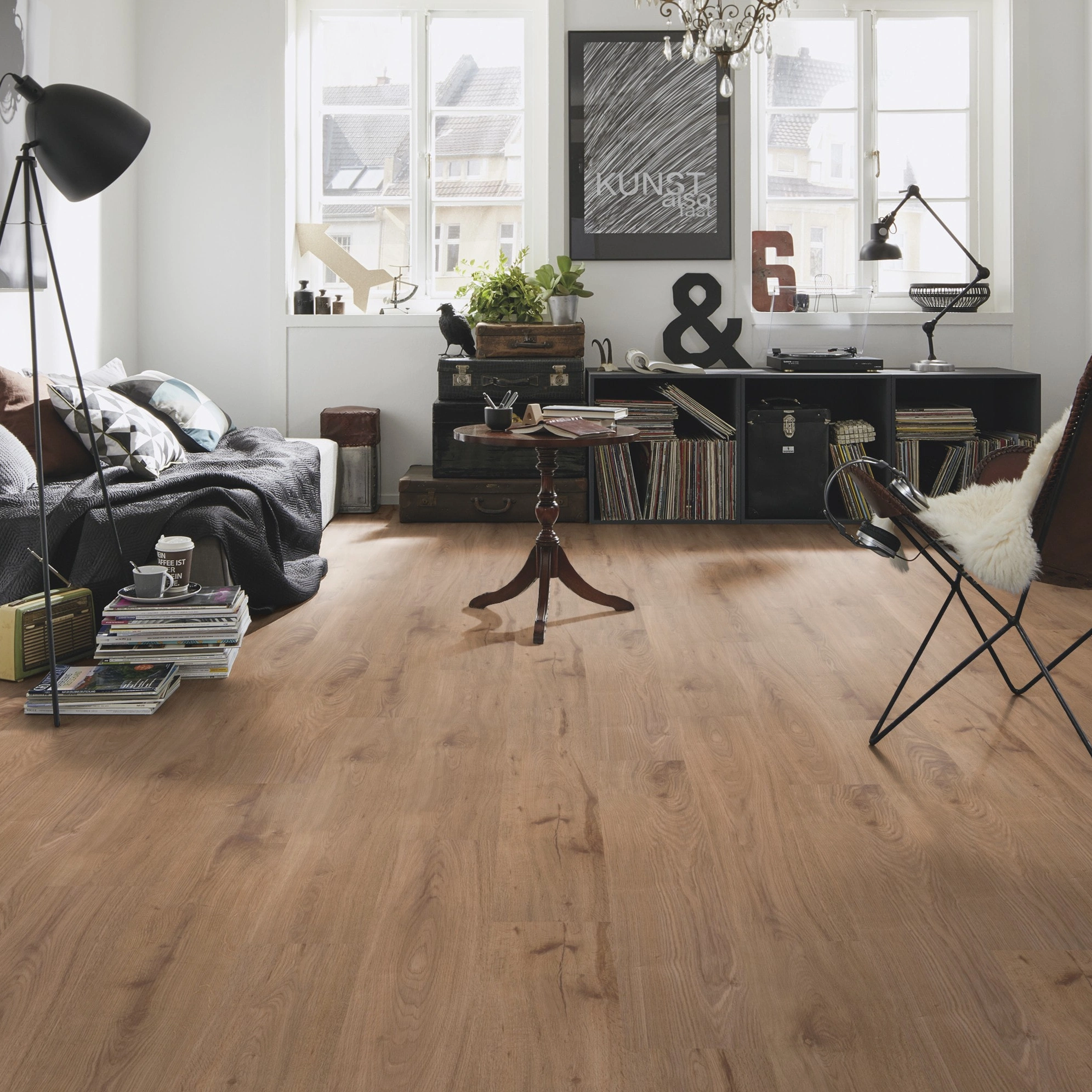 Milieubild Kompaktes Wohnzimmer mit Bücherregal - wineo HDF Klick-Bioboden PURLINE wineo 1000 wood L Strong Oak Cinnamon Milieubild Kompaktes Wohnzimmer mit Bücherregal - wineo MLP301R
