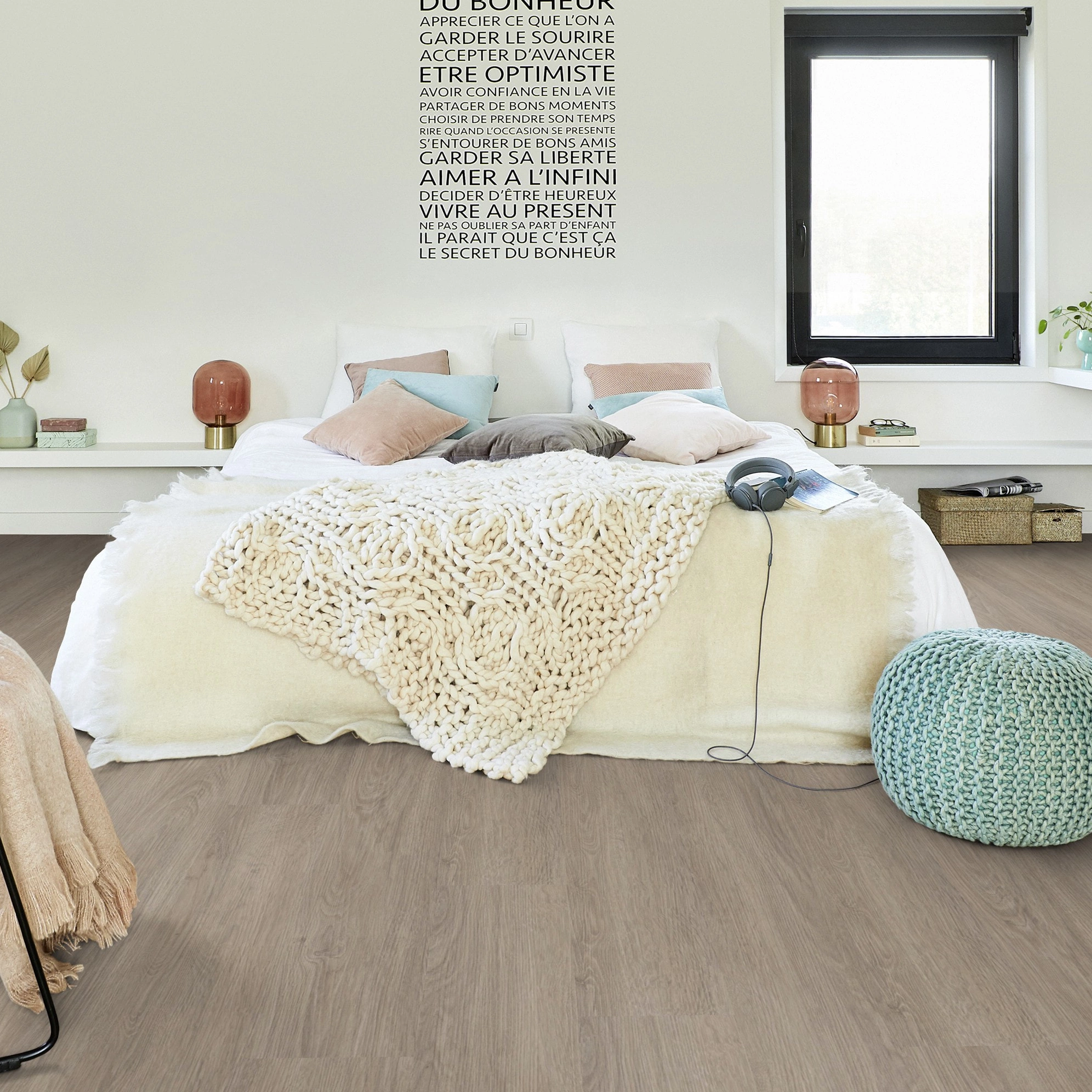 Milieubild Modernes Schlafzimmer - Bett mit Stuhl - Tarkett Klebe-Vinyl Essence 30 Cool Oak Light Beige Milieubild Modernes Schlafzimmer - Bett mit Stuhl - Tarkett 260055002