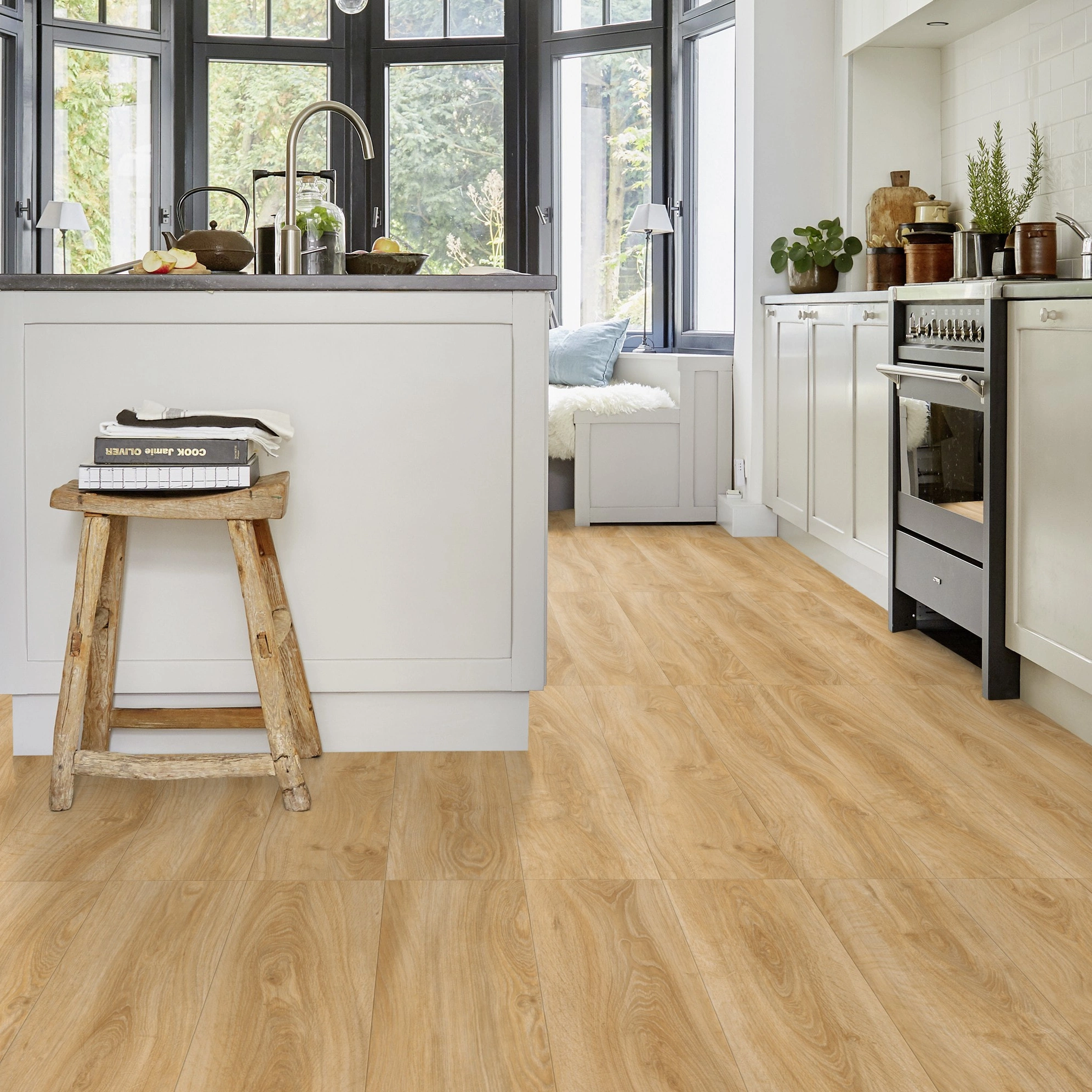 Milieubild Küche mit Küchenblock im Landhaus-Stil - Tarkett Klebe-Vinyl iD Inspiration 55 CLASSICS English Oak Classical Milieubild Küche mit Küchenblock im Landhaus-Stil - Tarkett 24513008