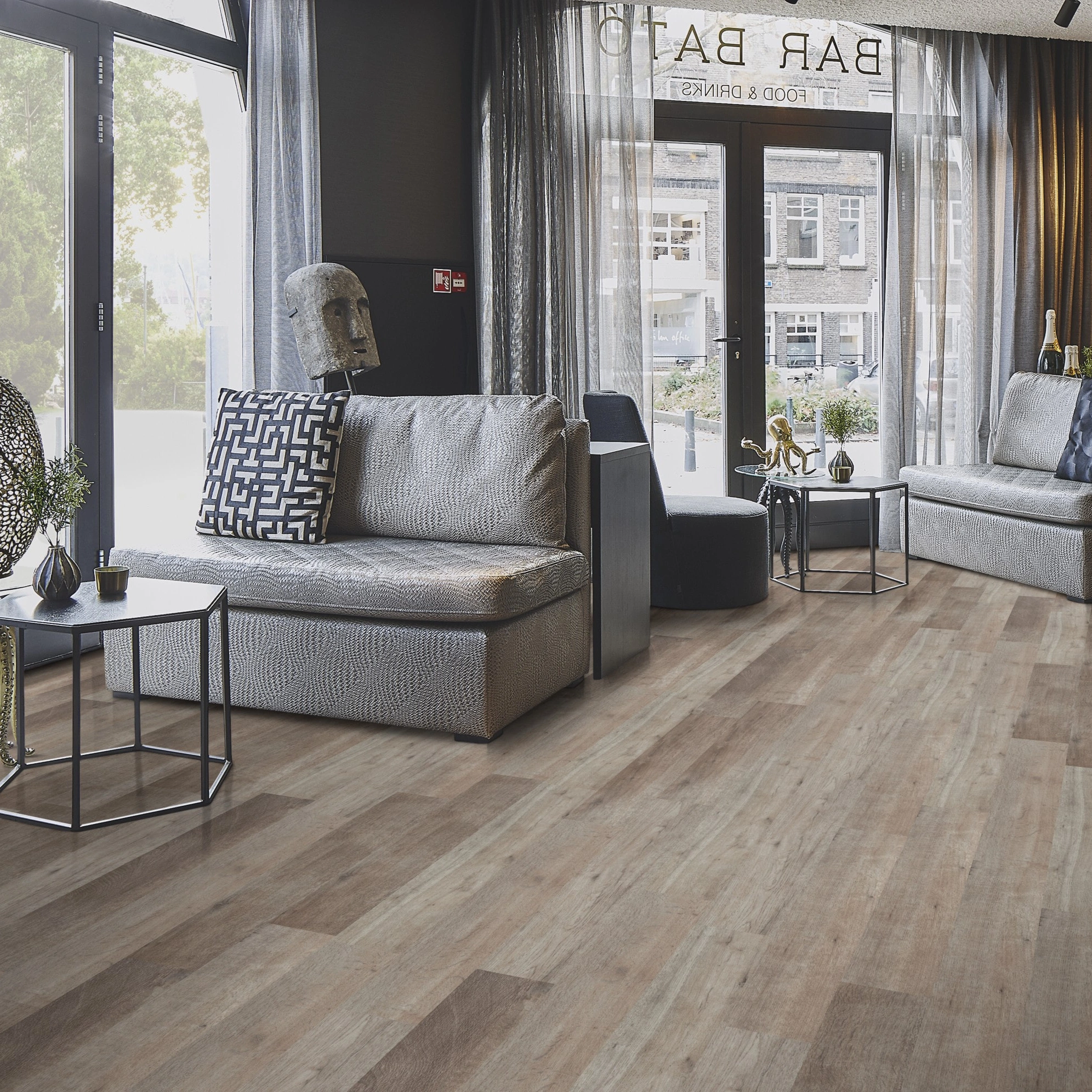 Milieubild Lounge in Hotelbar - Forbo Flooring Klebe-Vinyl Allura Dryback 0.55 Wood Grey Autumn Oak Milieubild Lounge in Hotelbar - Forbo Flooring 220168