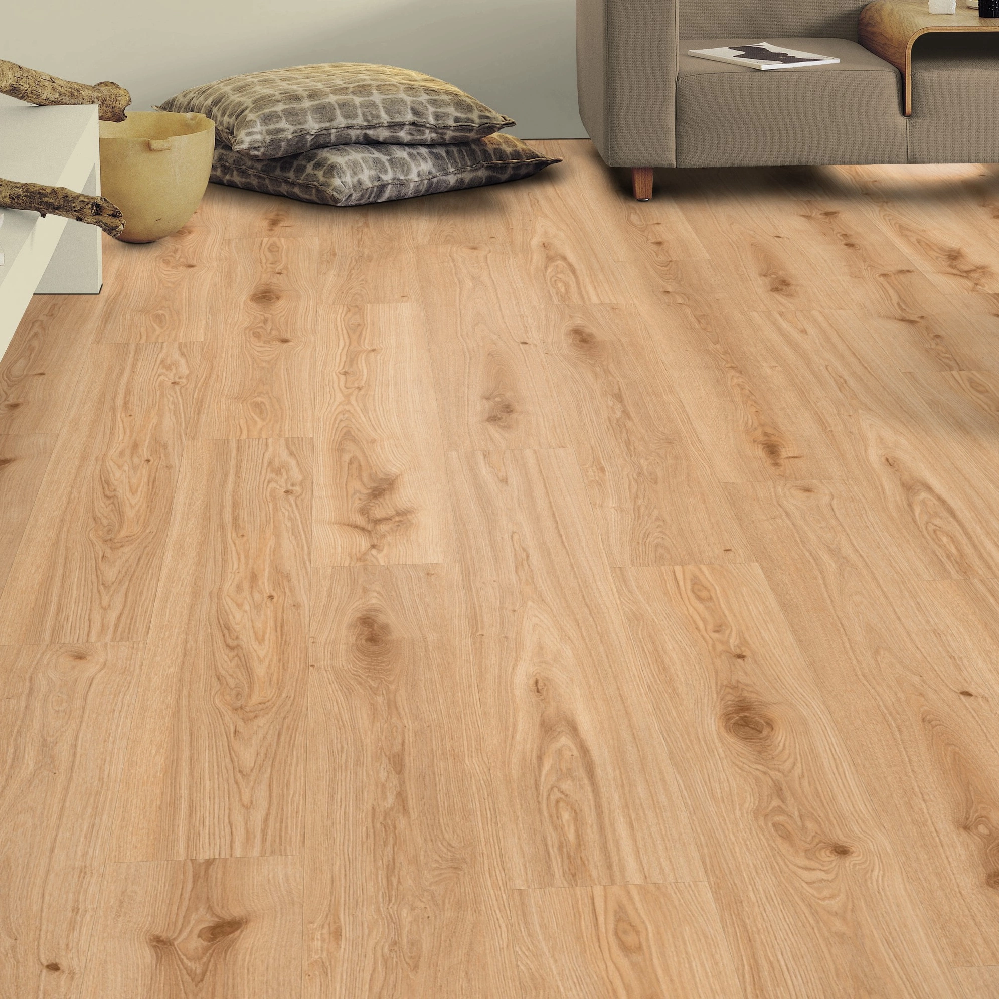 Milieubild Wohnzimmer mit Sideboard - Tarkett Klebe-Vinyl Essence 55 Primary Oak Light Brown Milieubild Wohnzimmer mit Sideboard - Tarkett 260053005
