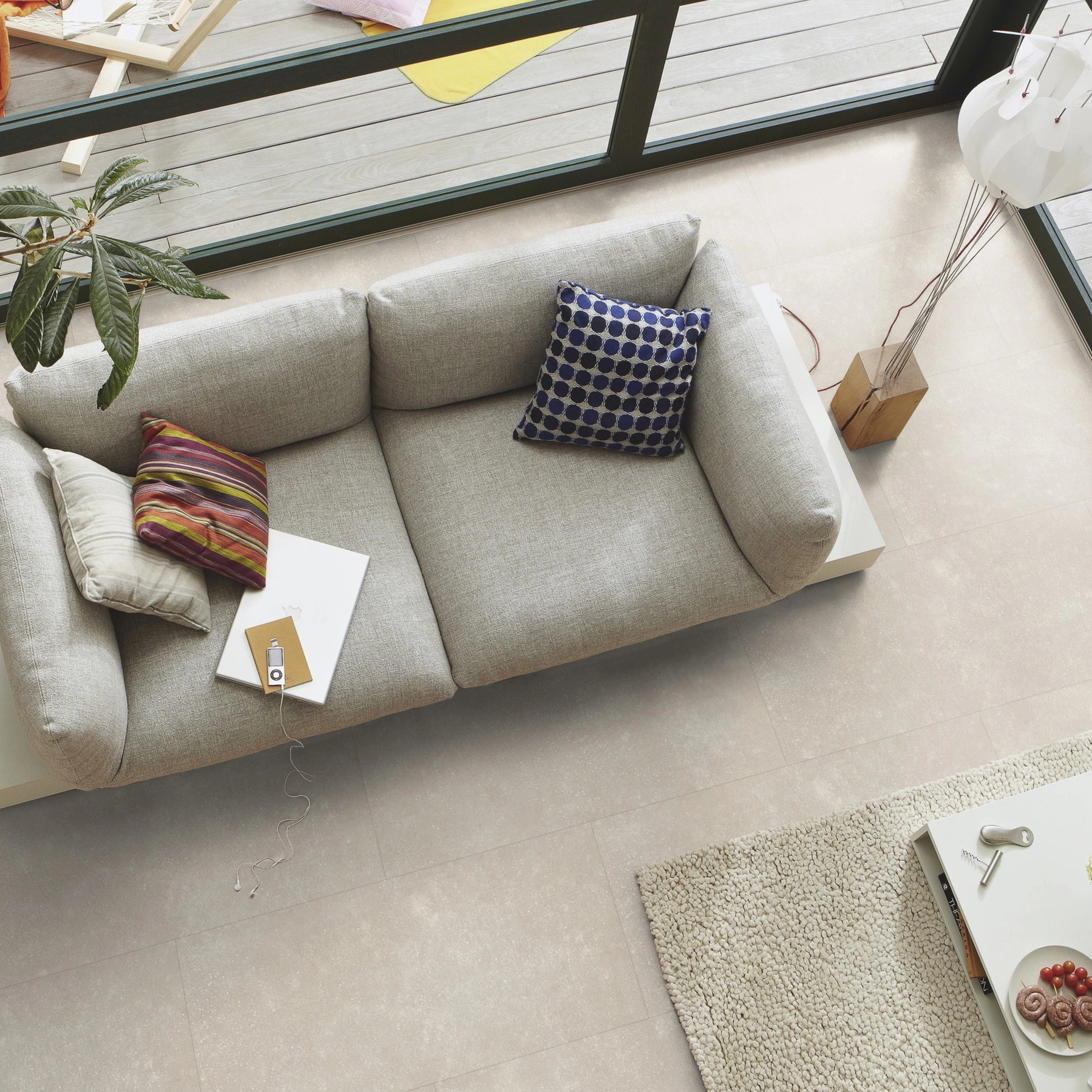 Milieubild Wohnzimmer im Wintergarten - Blick von oben - MEISTER Laminat LB 150 Cream Stone Milieubild Wohnzimmer im Wintergarten - Blick von oben - MEISTER 600003-0857398-07138