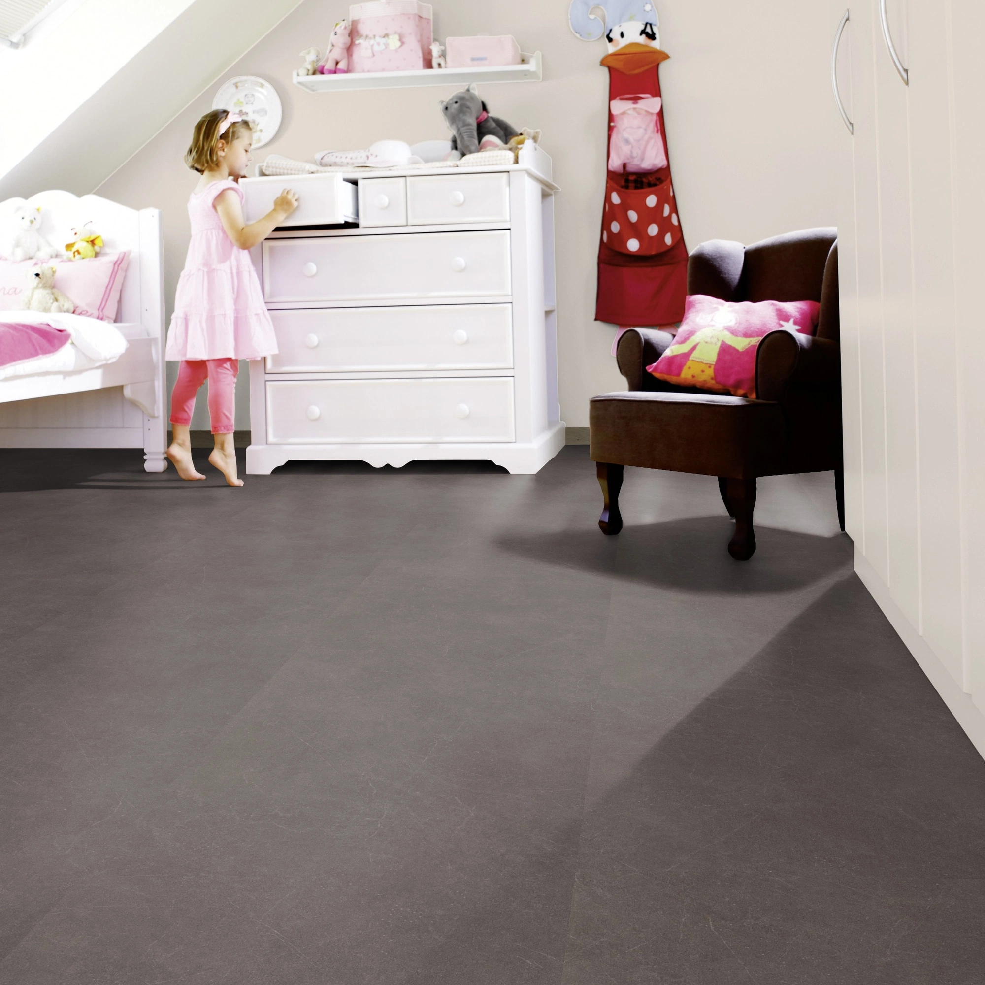 Milieubild Kinderzimmer mit weißer Kommode - wineo Klebe-Bioboden PURLINE wineo 1500 stone XL Modern Stone Dark Milieubild Kinderzimmer mit weißer Kommode - wineo PL15403SXL