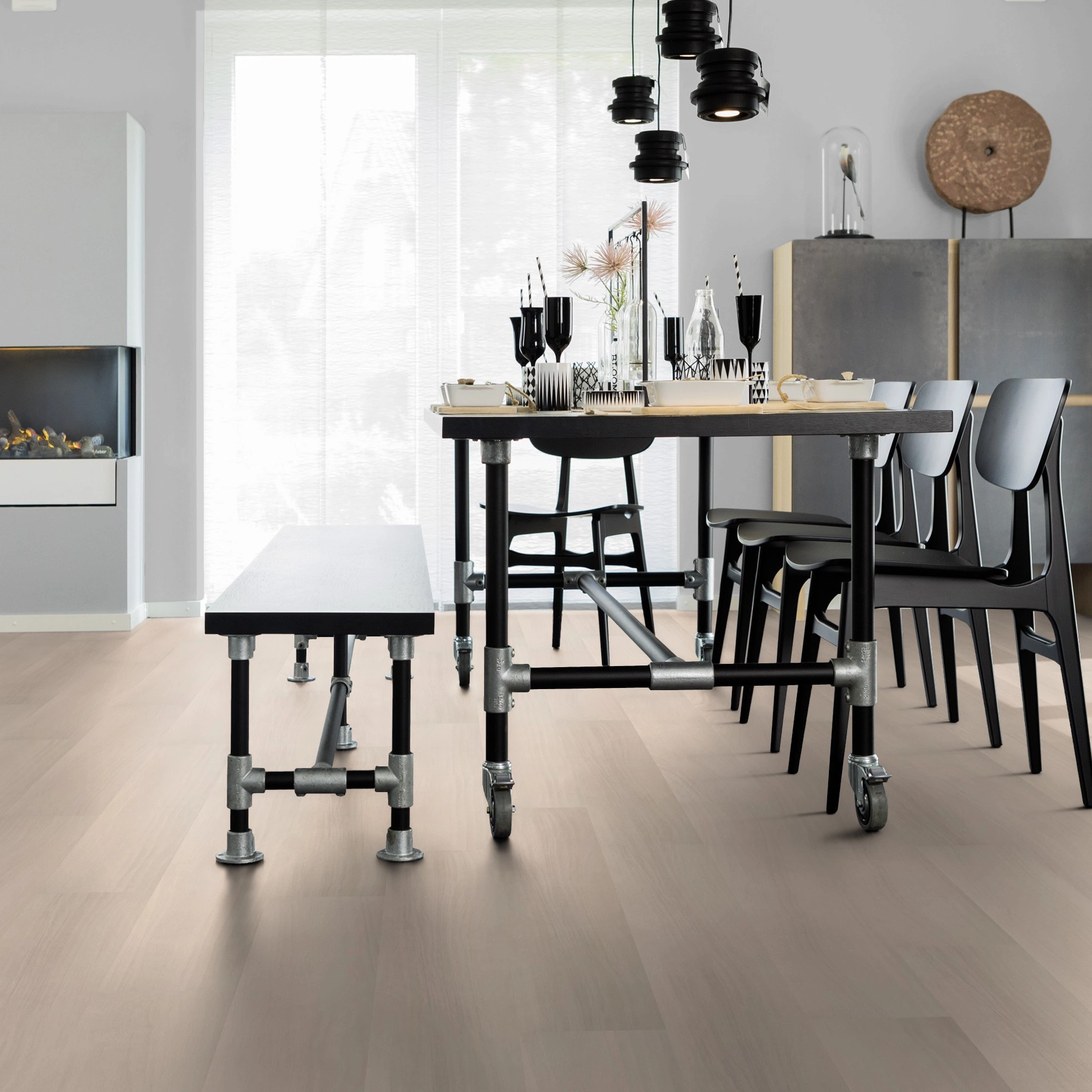 Milieubild Esszimmer mit Kamin - wineo HDF Klick-Bioboden PURLINE wineo 1000 wood L Light Maple Cream Milieubild Esszimmer mit Kamin - wineo MLP296R