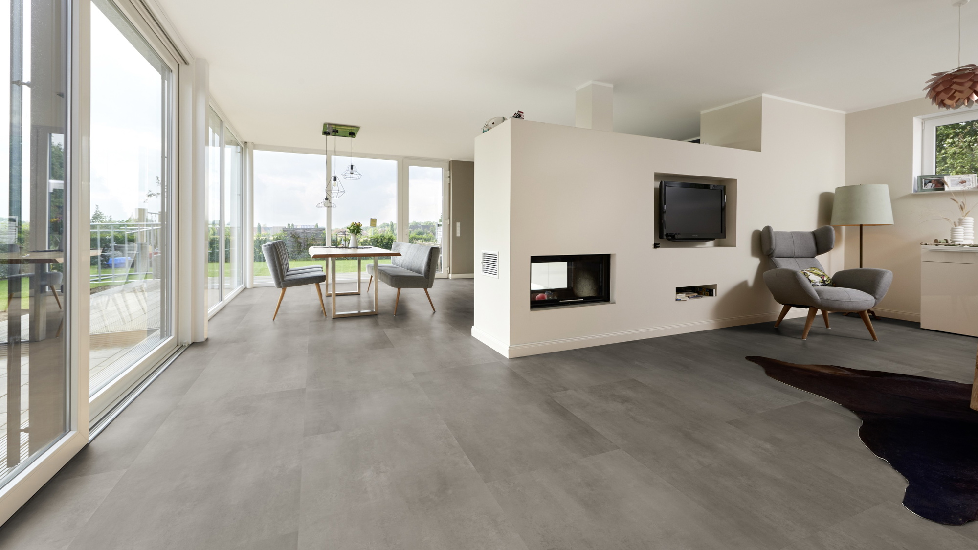 Milieubild Wohnzimmer mit Essbereich und Kamin - ter Hürne Klebe-Designboden Avatara Pro Stone Edition Stein Alasco Milieubild Wohnzimmer mit Essbereich und Kamin - ter Hürne 1101270307