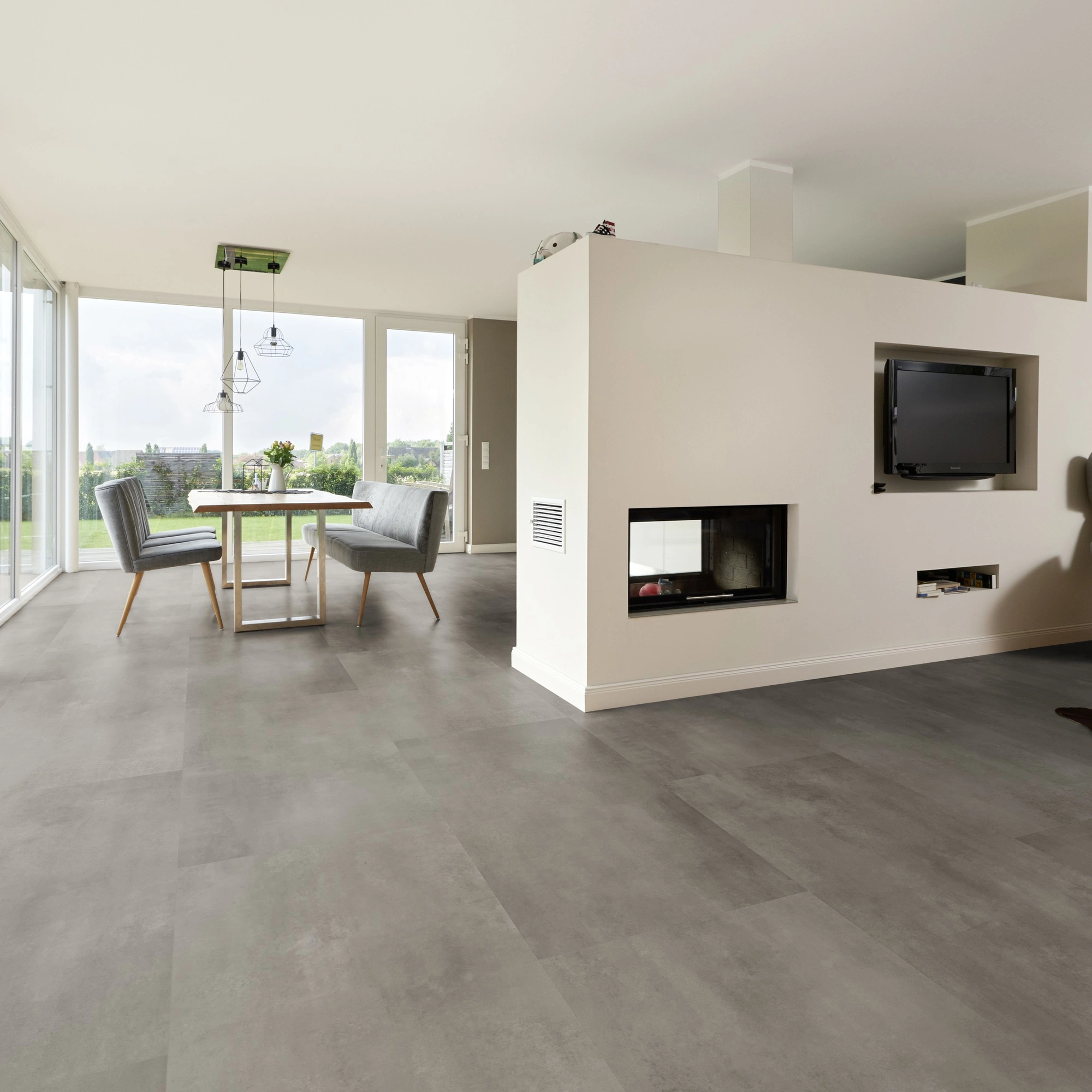 Milieubild Wohnzimmer mit Essbereich und Kamin - ter Hürne Klebe-Designboden Avatara Pro Stone Edition Stein Alasco Milieubild Wohnzimmer mit Essbereich und Kamin - ter Hürne 1101270307