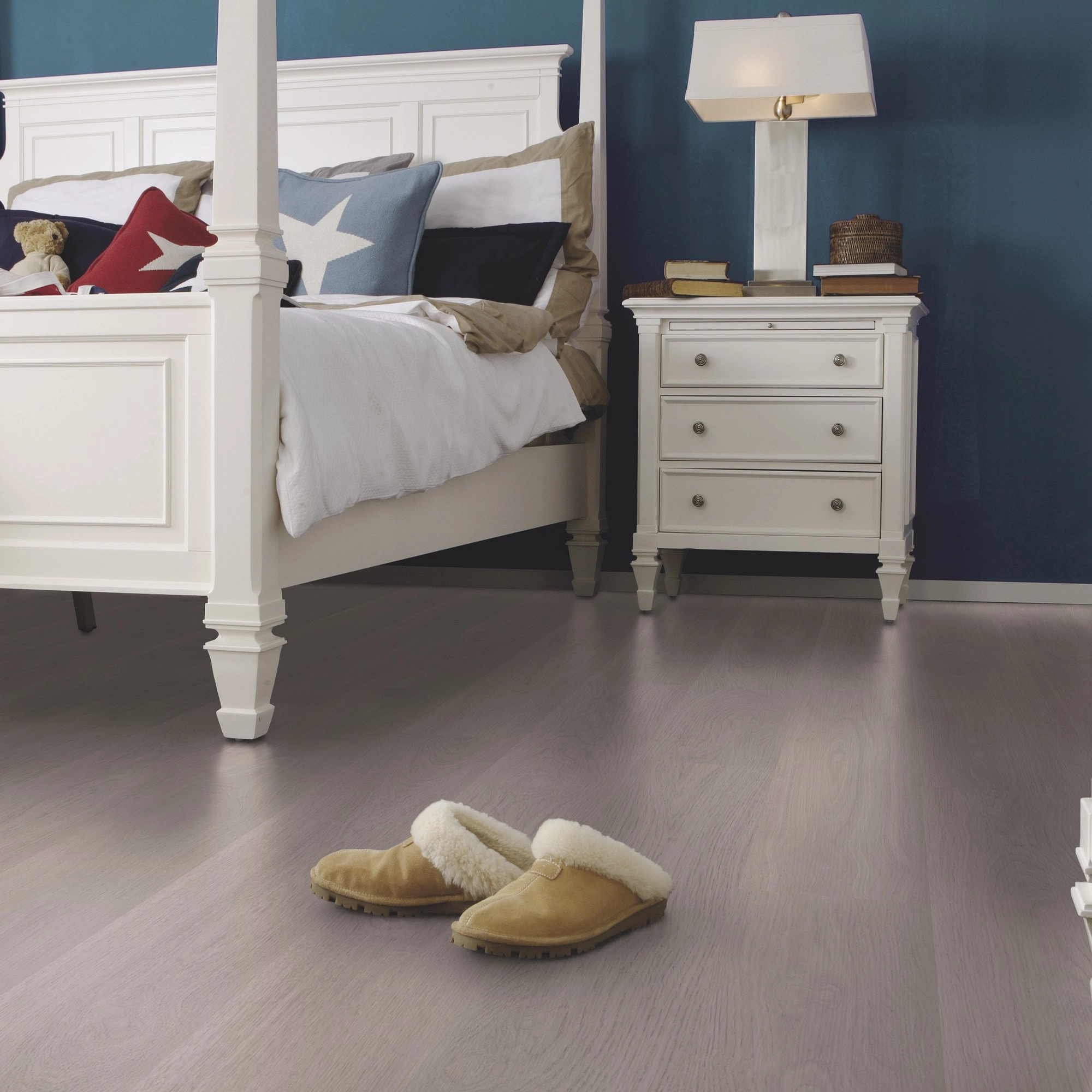 Milieubild Schlafzimmer im Landhaus-Stil - wineo Klick-Bioboden PURLINE wineo 1000 wood L Soft Oak Silver Milieubild Schlafzimmer im Landhaus-Stil - wineo PLC302R