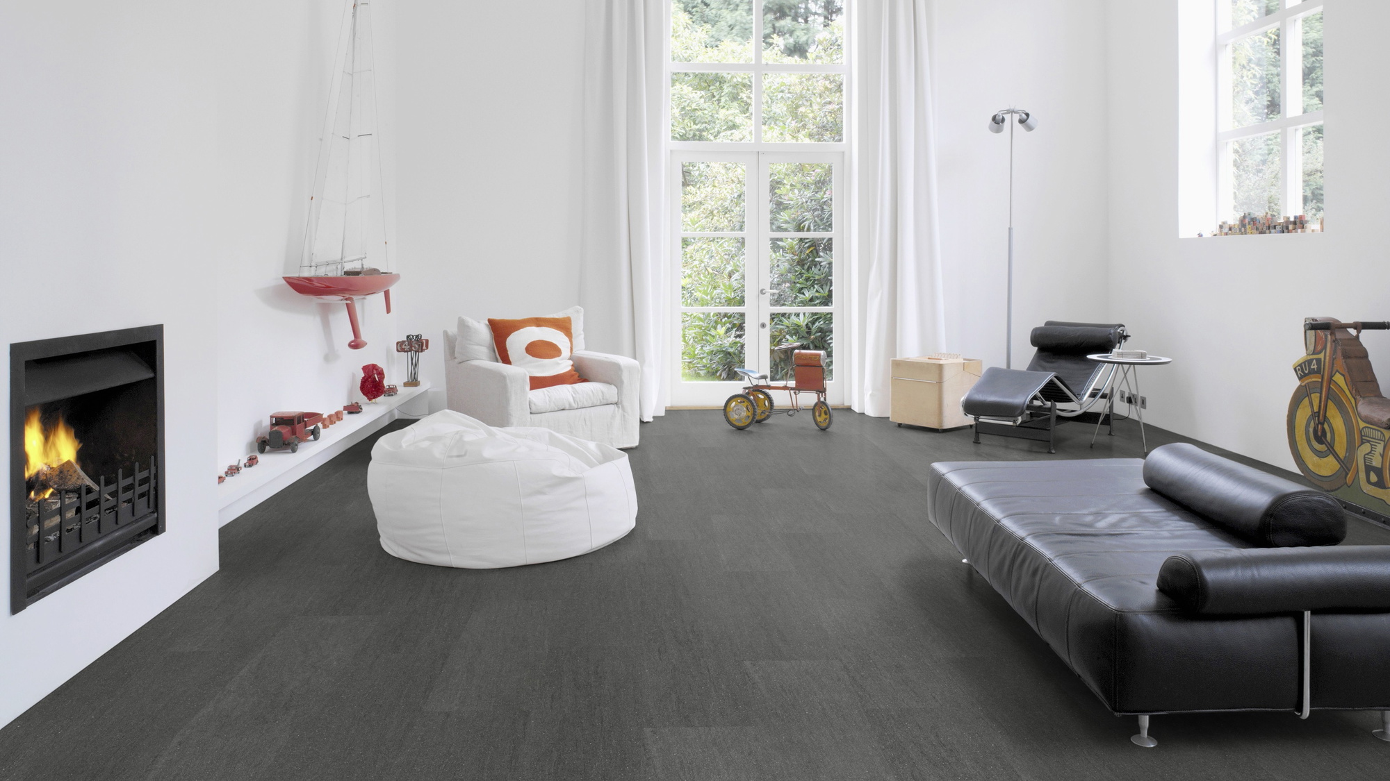 Milieubild Altbau-Wohnzimmer mit Kamin - Wicanders Wise HDF Klick-Designboden stone Natural Basaltina Stone Milieubild Altbau-Wohnzimmer mit Kamin - Wicanders Wise 80003898