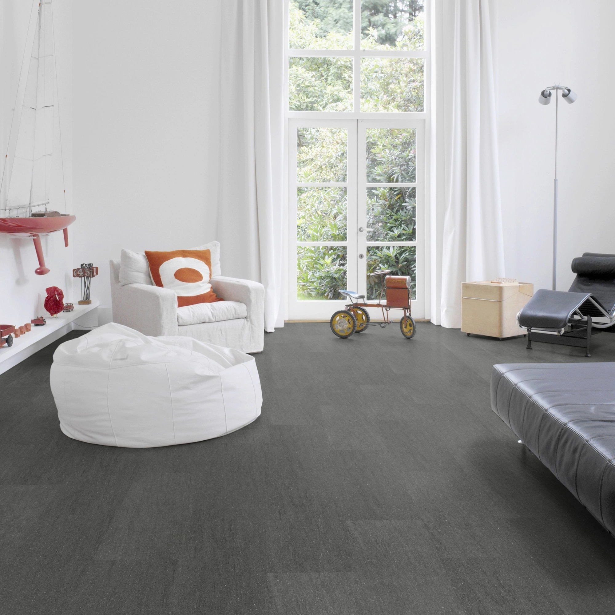 Milieubild Altbau-Wohnzimmer mit Kamin - Wicanders Wise HDF Klick-Designboden stone Natural Basaltina Stone Milieubild Altbau-Wohnzimmer mit Kamin - Wicanders Wise 80003898