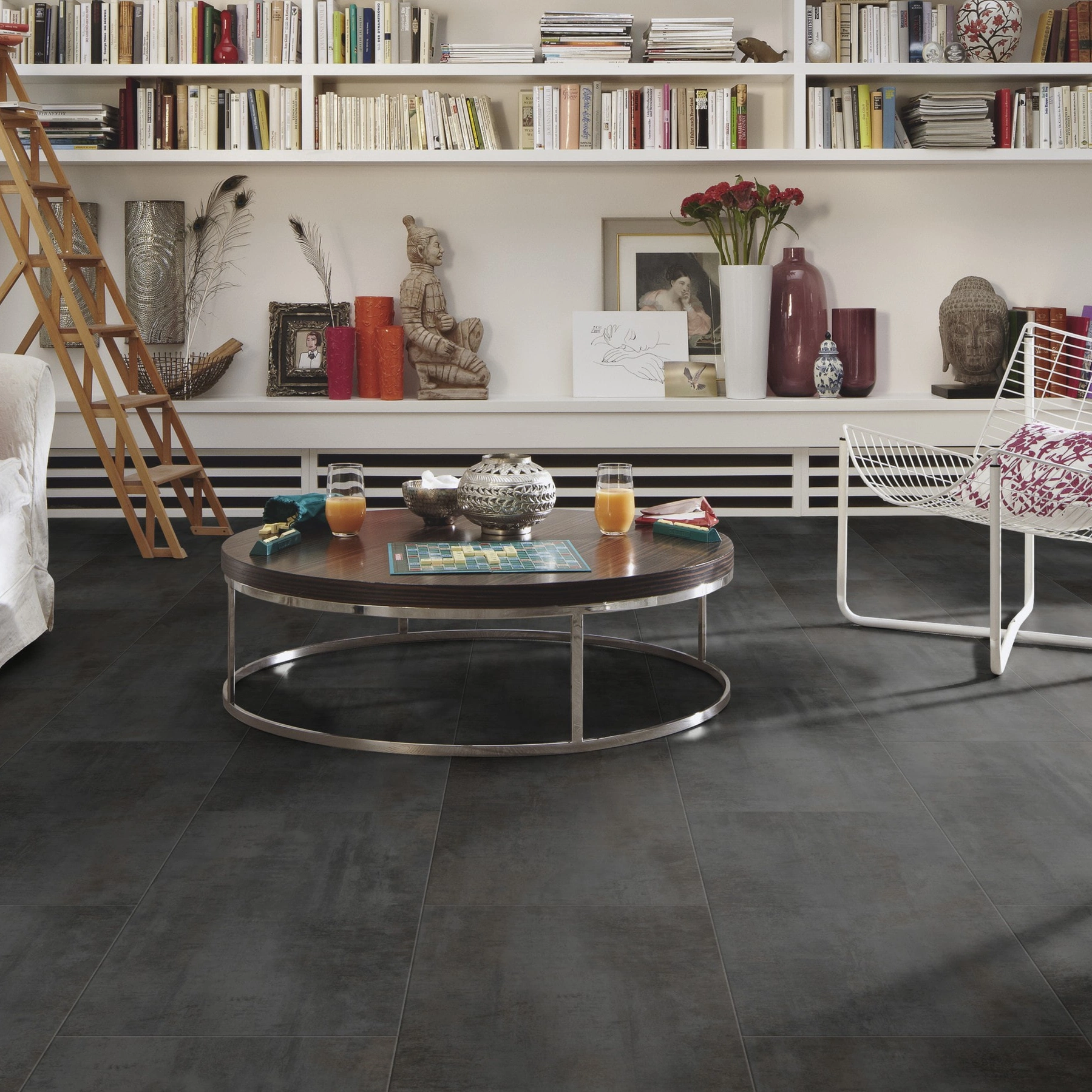 Milieubild Wohnzimmer mit großem Bücherregal - MEISTER Laminat LB 150 Copper Iron Milieubild Wohnzimmer mit großem Bücherregal - MEISTER 600003-0857398-06857
